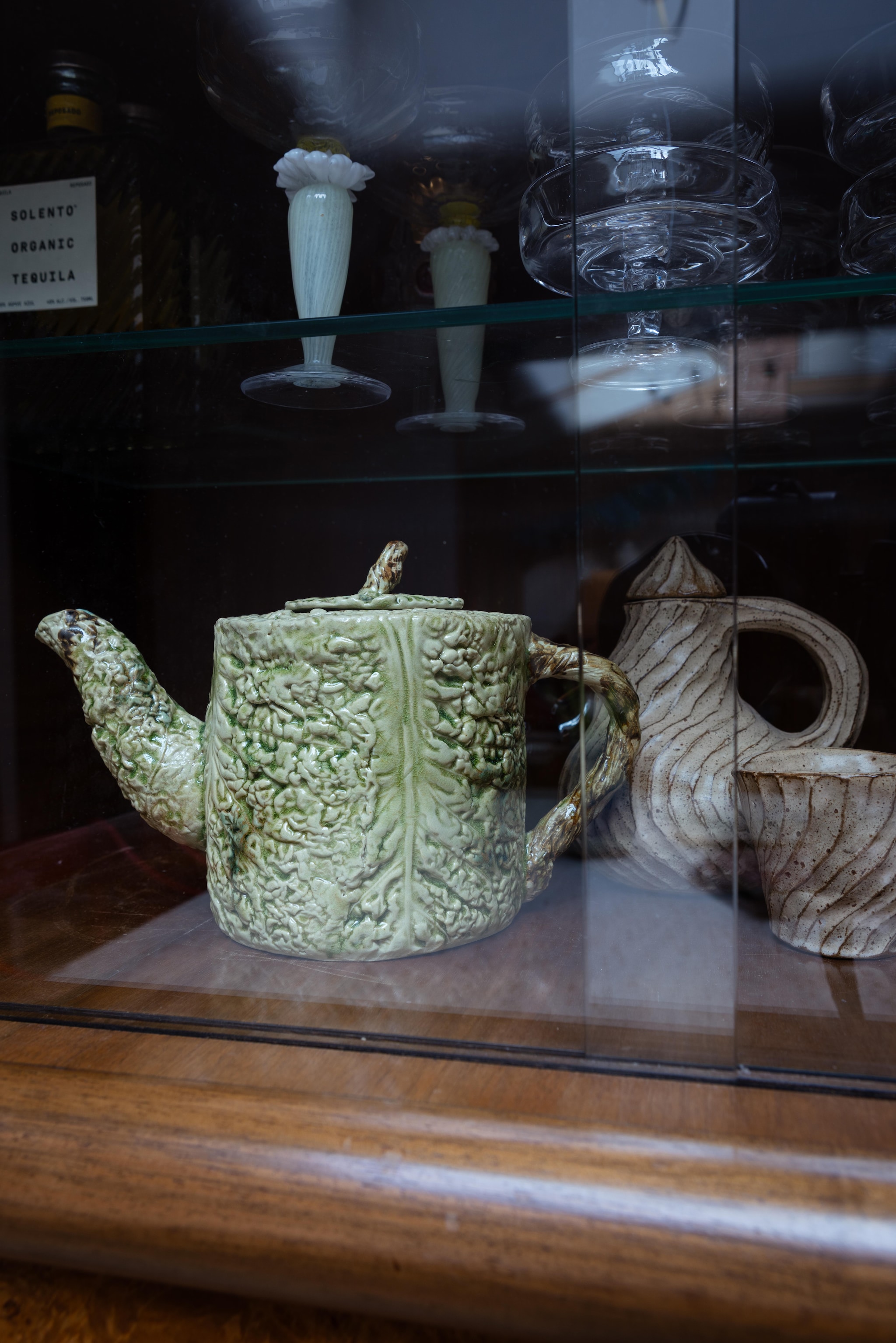 Theepot Sissel Wibom. Keramiek en glaswerk vintage. vtwonen Design 03-2026 | fotografie Monica Spezia | productie Living Inside