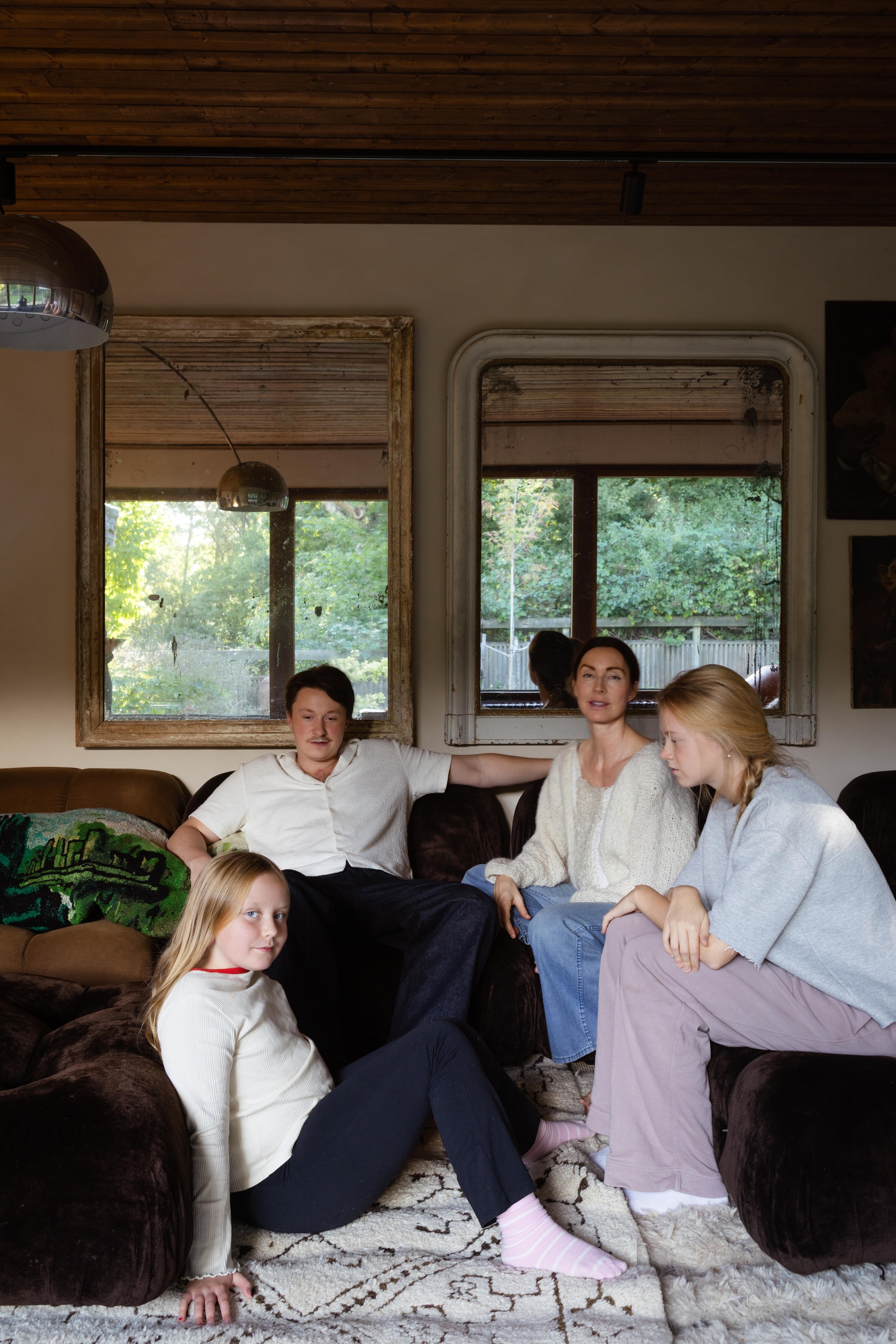 Marie met drie van haar kinderen: Otto, Ingrid en Solveig. vtwonen Design 03-2026 | fotografie Monica Spezia | productie Living Inside