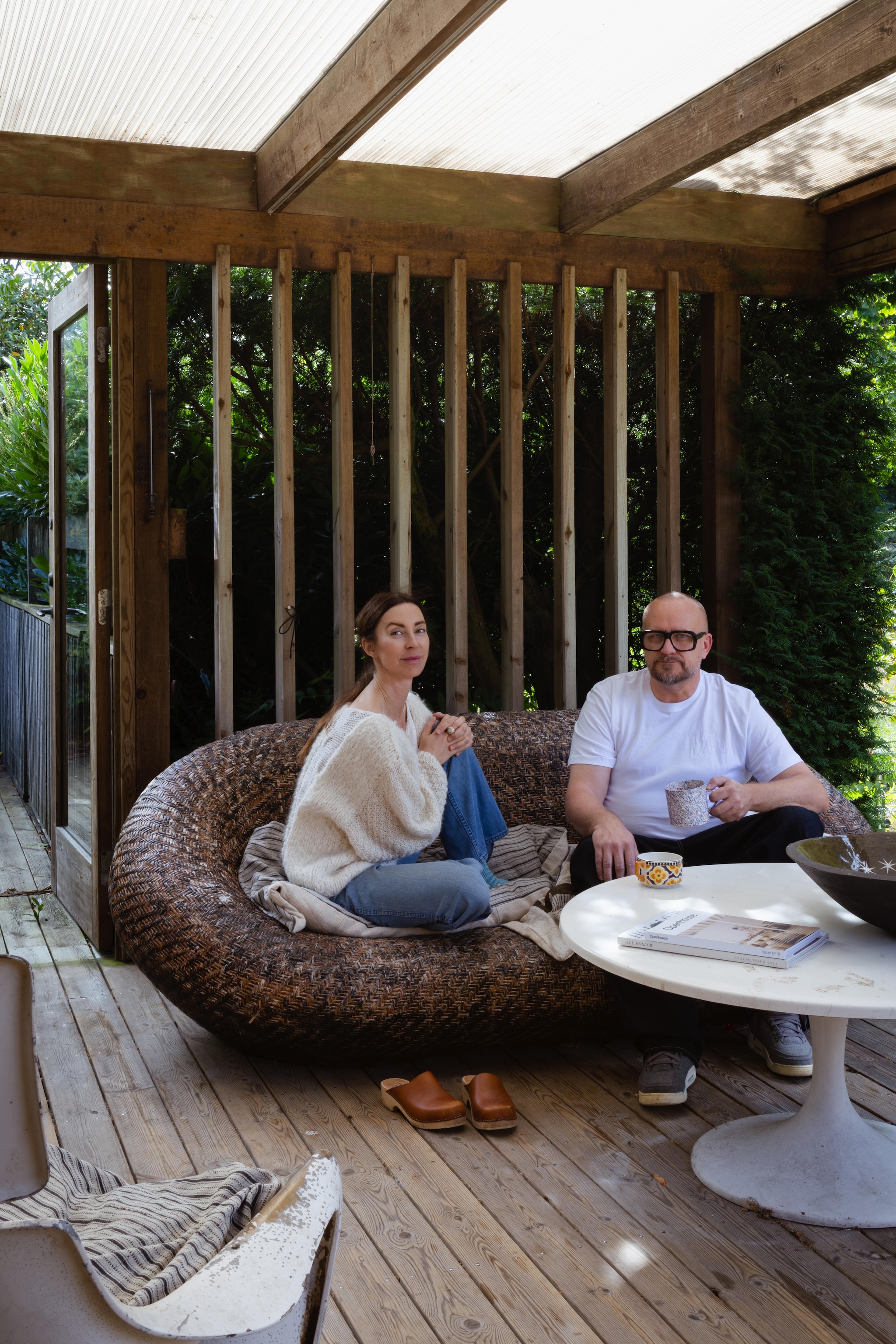 Rotan bank Brice Bérard Antiques. Tafel Eero Saarinen. vtwonen Design 03-2026 | fotografie Monica Spezia | productie Living Inside