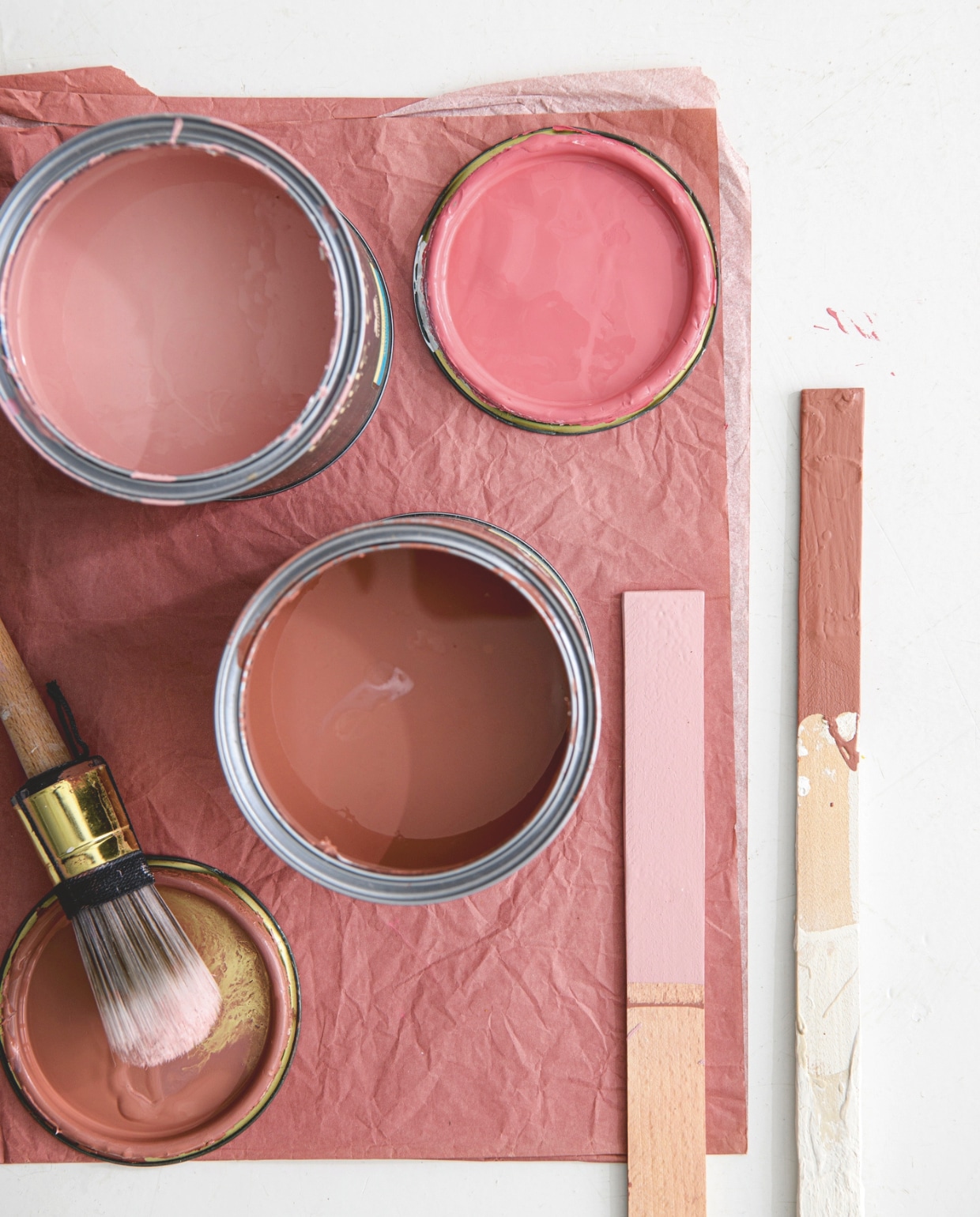 Linksboven verf Hellebore, rechtsboven verf Carmine, onder verf Ashes of Roses, samplepot vanaf € 9,50 (littlegreene.nl). Overig privébezit. vtwonen 04-2024 | productie Corrien Flohil, Rolien van der Leeuw | styling Myla Griese | fotografie Louis Lemaire