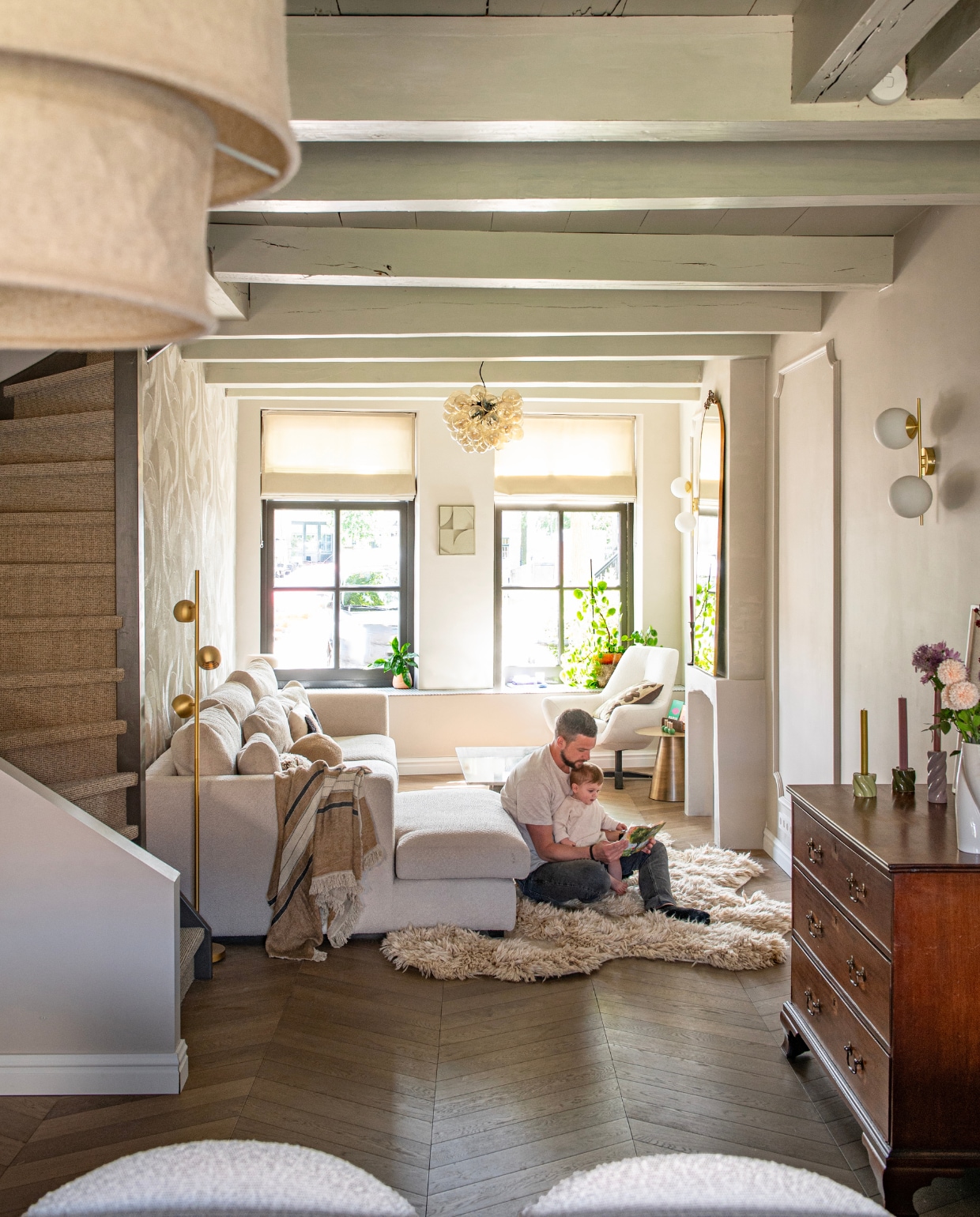 Vloerlamp 74194 van Rietveld Licht. Bank Haco. Vloerkleed The James. Spiegel Saida van Westwing. Wandlampen Mahala van Kave Home. Bijzettafel Mastic via Max Wonen. Sierlijst Het Schippertje. Verfkleur muur Intuitive van Histor. Verfkleur plafond onbekend.
 vtwonen 12-2025 | styling Jeske Weel | fotografie Caroline Coehorst