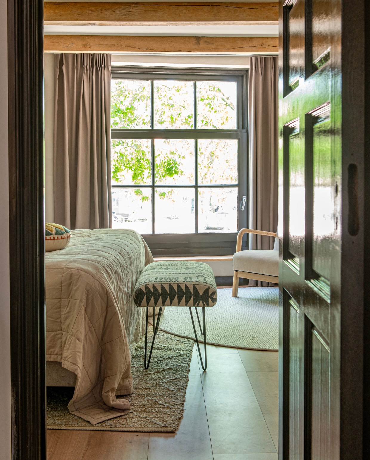 Bank Sissy-Boy. Beddensprei Moon van Cinderella.Fauteuil Mark van Woood. Vloerkleed rechthoekig Worgan van Wehkamp. Vloerkleed rond Feline van Volero. Vloer Karwei.  Overgordijn Dana taupe van Veneta. Kozijnen kleur Snelweg van Gamma.
 vtwonen 12-2025 | styling Jeske Weel | fotografie Caroline Coehorst