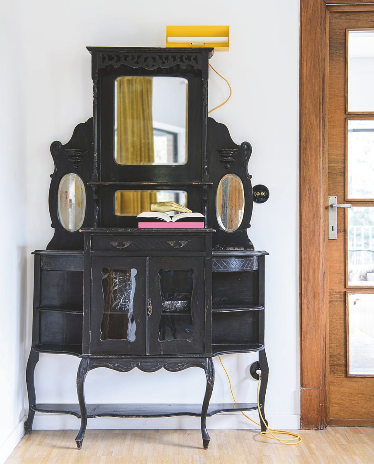 Kast erfstuk van Thierry’s ouders. Gele tafellamp Zangra. vtwonen 12-2025 | styling Marit Saladini | fotografie Louis Lemaire