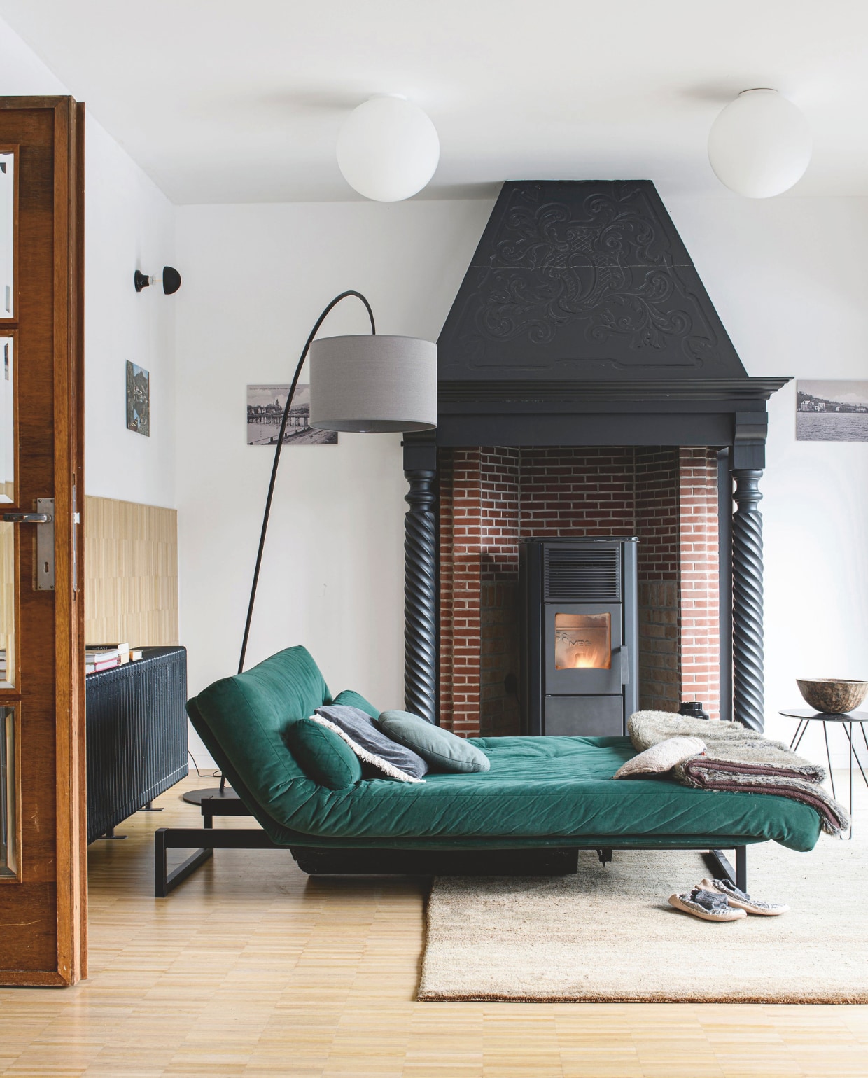 Daybed Innovation Living. Bijzettafels vintage. Plafondlampen en staande lamp Zangra. Gordijnen Hema. Kachel zat al in het huis. vtwonen 12-2025 | styling Marit Saladini | fotografie Louis Lemaire