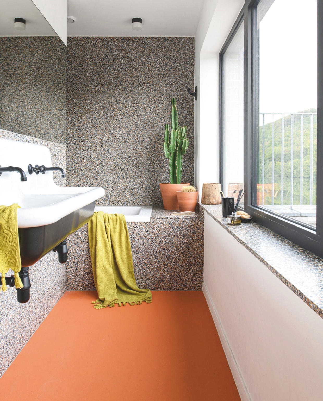 Bad op maat laten maken. Terrazzo tegels uit Italië, via aannemer. Soortgelijk wasmeubel Klassiek Sanitair. Handdoeken, plafondlamp, tandenborstelhouder en kledinghaak Zangra. Vloer Carpetright.