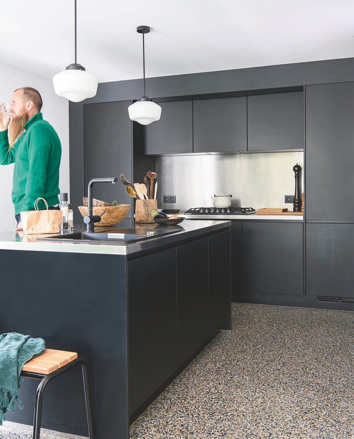 Keuken op maat laten maken door een timmerman. Kraan Eggo. Terrazzo-tegelvloer uit Italië, via aannemer. Art-decolampen, handdoek, bankje en ivoorkleurige waterkoker Zangra. Pepermolen uit het ouderlijk huis van Eve. vtwonen 12-2025 | styling Marit Saladini | fotografie Louis Lemaire