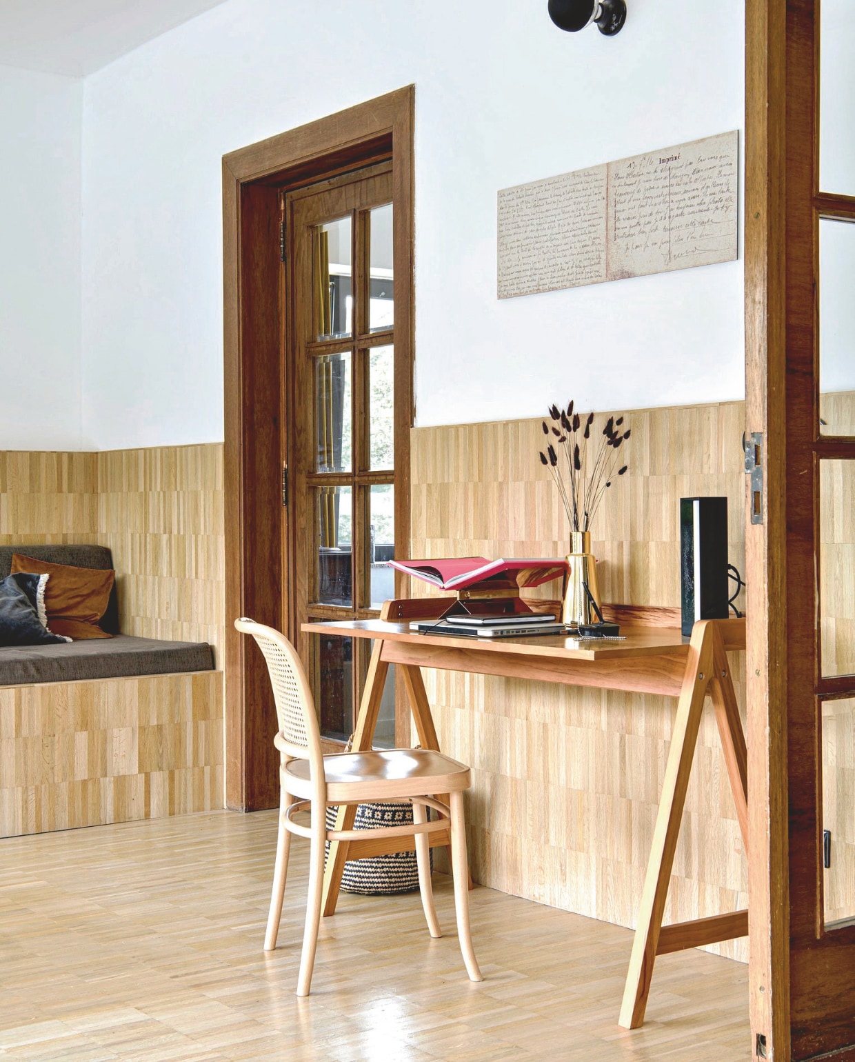 Stoel, vaas, tafellamp en wandlamp Zangra. Bureau rommelmarktvondst. Mand Blokker. vtwonen 12-2025 | styling Marit Saladini | fotografie Louis Lemaire