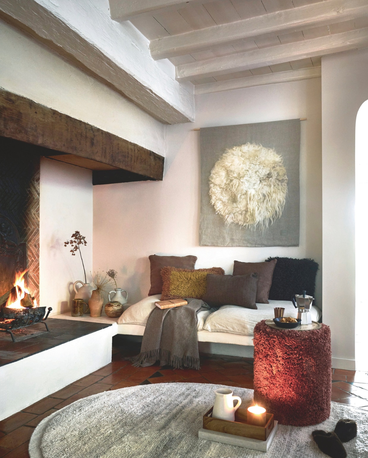 Momo Rugs vloerkleed Ysla, beige cream, 240x170 cm (lxb) € 895,-, J-Line poef Cylinder Pluizig, polyester, koper, 40x50 cm (Øxh) € 168,-, Raw Materials kan Alwar, papier-maché en kalk € 36,95, Urban Nature Culture kussen Nord, adobe € 79,99, beker Mangal, koper € 14,99 (shop.vtwonen.nl). Halona wandkleed Moon 20, wol en linnen, 120x100 cm (lxb) € 905,- (halona.nl). Tell Me More kussenhoes Margaux, linnen, cinnamon € 52,- (schoutenconcepts.nl). Raw Materials notitieboek Furry, buffelleer € 29,95 (rawmaterials.eu). Zara Home kussenhoes, imitatiebont, bruin € 29,99, effen kussenhoes, terracotta € 59,99, Bialetti espressomaker voor 6 kopjes, grijs € 45,99, dienblad met handgrepen, acaciahout, bruin € 22,99, sloffen, kunstbont, bruin € 29,99, kan, steengoed, pumpkin € 29,99, rond schaaltje onregelmatige vorm, hout, chocoladebruin € 17,99 (zarahome.com). Vachtenspecialist plaid, alpacawol, chocolade, 200x150 cm (lxb) € 129,95 (vachtenspecialist.nl). Overig privébezit. vtwonen Landelijk 12-2025 | Styling Sanne Ketelaar | Fotografie Sjoerd Eickmans