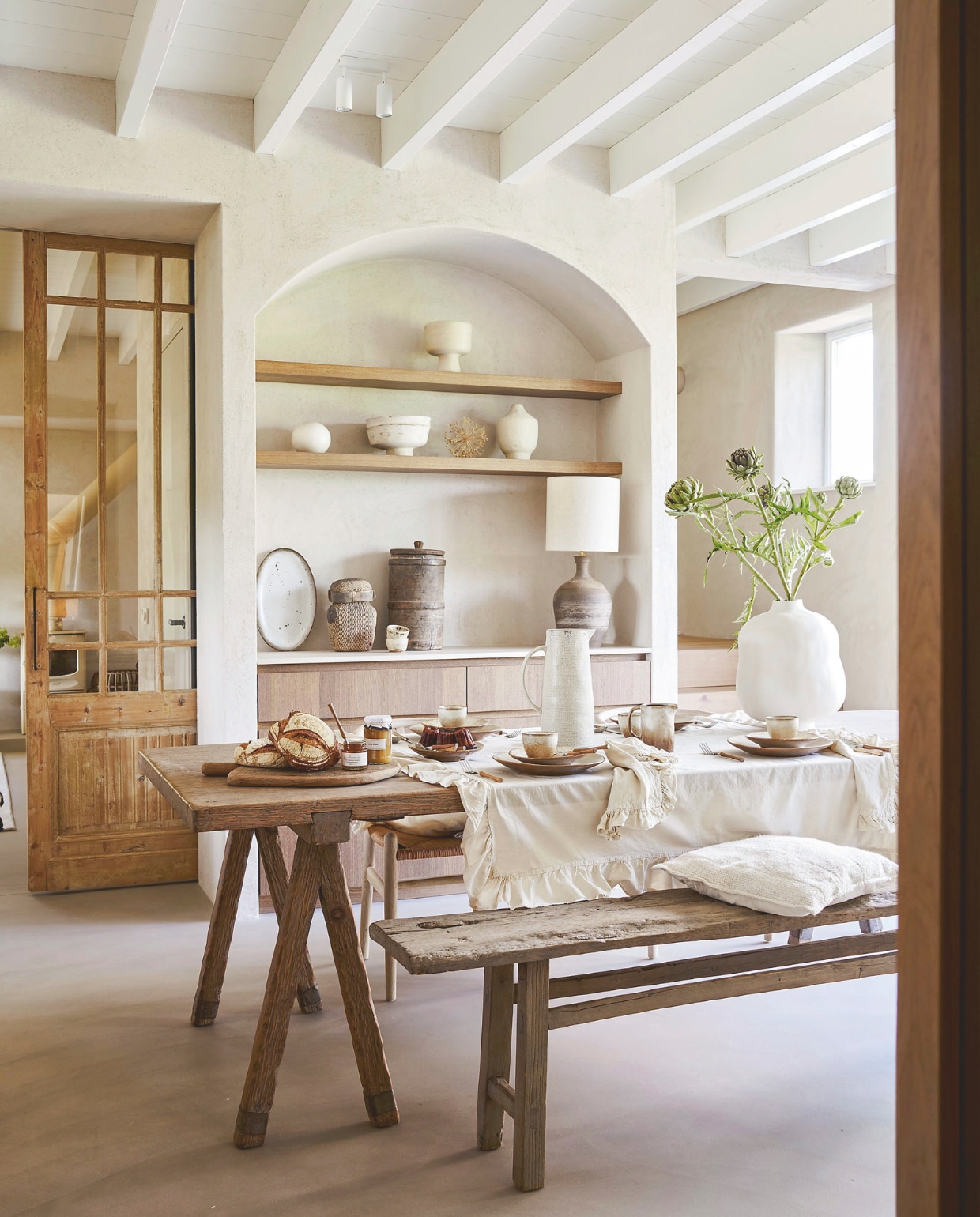 Storimans interieur inbouwkast en planken prijs op aanvraag (storimansinterieur.nl). ’t Achterhuis eetkamerstoelen, eikenhout en riet, whitewash € 290,40, kruiklamp, aardewerk € 344,85, theepot, metaal € 145,20 (achterhuis.nl). Landelijk at Home kommen € 7,50, hoge pot met deksel, oud hout, 25x45 cm (Øxh) € 139,95, oude vissersmand, 19x13x29 cm (bxdxh) € 124,95 (landelijkathome.nl). Zara Home kan, aardewerk 21x32,5 cm (Øxh) € 29,99 (zarahome.com). Nordal schaal, papier-maché, wit € 46,20 (nordal.eu). Madam Stoltz schaal, wit-bruin € 63,- (deens.nl). Urban Nature Culture vaas Mille, keramiek, wit, 34x42 cm (Øxh) € 159,- (shop.vtwonen.nl). Household Hardware schaal op voet, tadelakt € 69,95 (householdhardware.nl). Overig privébezit. vtwonen Landelijk 10-2025 | Styling Cleo Scheulderman | Fotografie Jeroen van der Spek