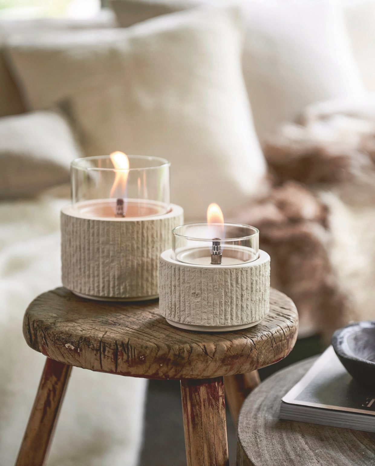 vtwonen kaars Glow Lotus 12, beton, beige, 12,2x13,5 cm (Øxh)€ 69,90 en vtwonen kaars Glow Lotus 10, beton, beige, 10,1x8,5 cm (Øxh) € 49,90.M.m.v. vachtenspecialist.nl (krulschapenvacht), zarahome.com (plaid). Overig privébezit. vtwonen landelijk 12-2025 | styling Sanne Ketelaar | fotografie Sjoerd Eickmans