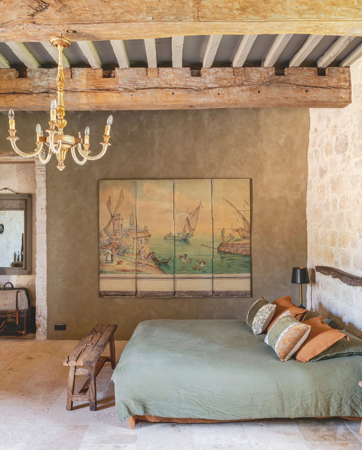 Kunst 19e-eeuws kamerscherm. Bed Tempur. Meubels en lampen vintage. Nachtkastje Cerca Trova. Beddengoed Linvosges. Kussens Goround Interior. Muurkleur Brazilian Dust en plafondkleur Dried Clay van Pure & Original. vtwonen Landelijk 12-2025 | styling Amandine Berthon | fotografie Julien Fernandez