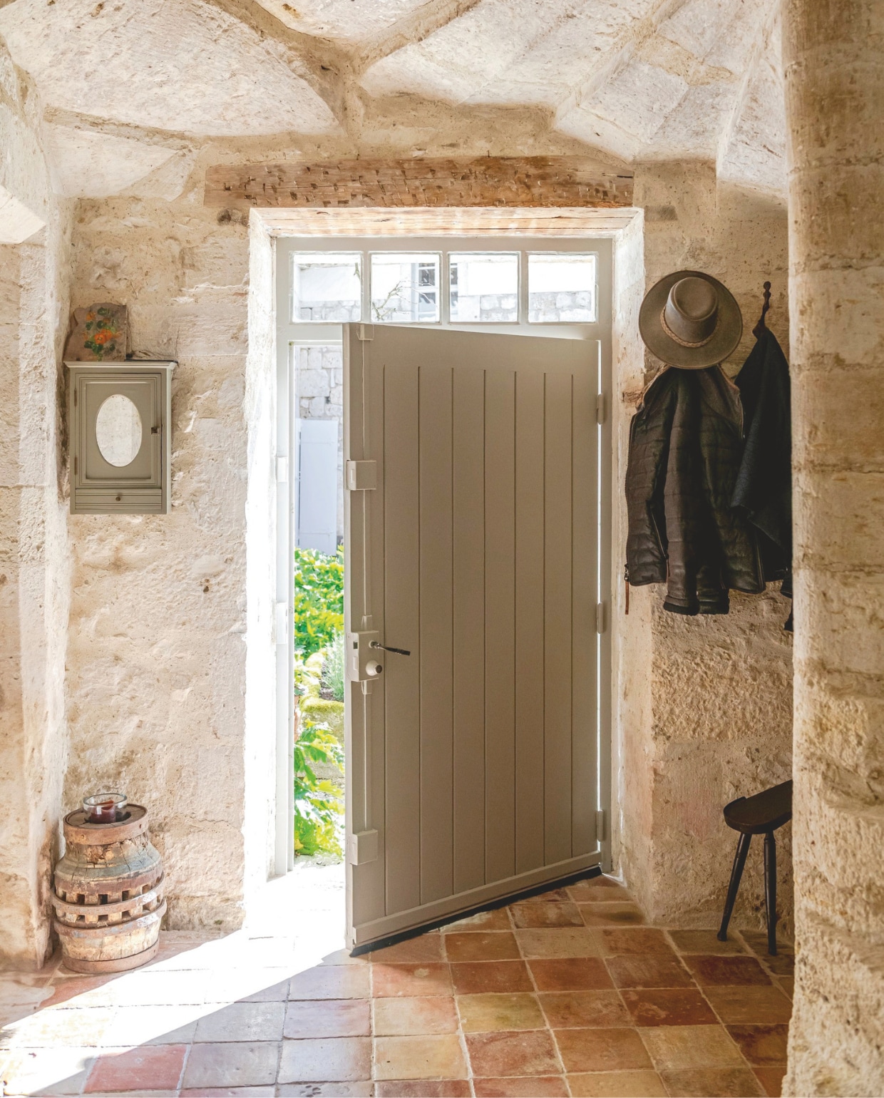 In het plafond van de entree is de originele stenen wenteltrap te zien. vtwonen Landelijk 12-2025 | styling Amandine Berthon | fotografie Julien Fernandez