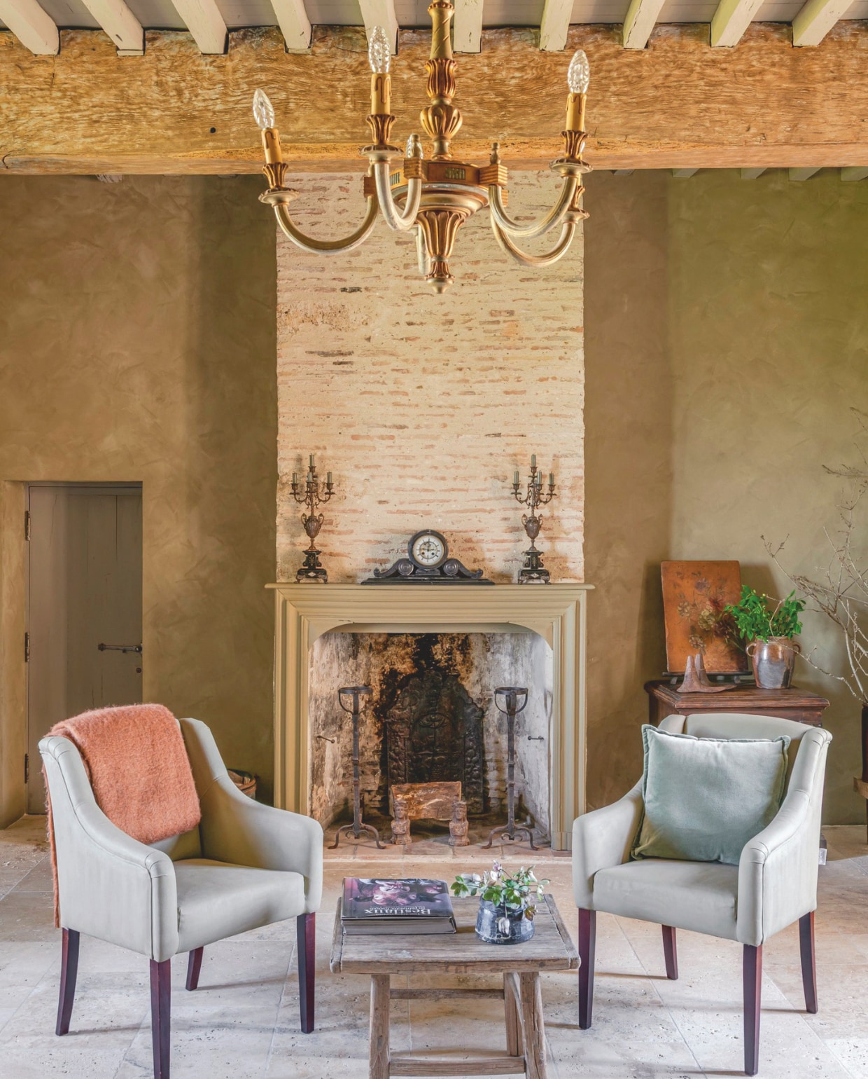 Fauteuils Bocx Interiors. Salontafel Cerca Trova. Kussen en plaid Goround interior. Soortgelijke kroonluchter Lamplord. vtwonen Landelijk 12-2025 | styling Amandine Berthon | fotografie Julien Fernandez