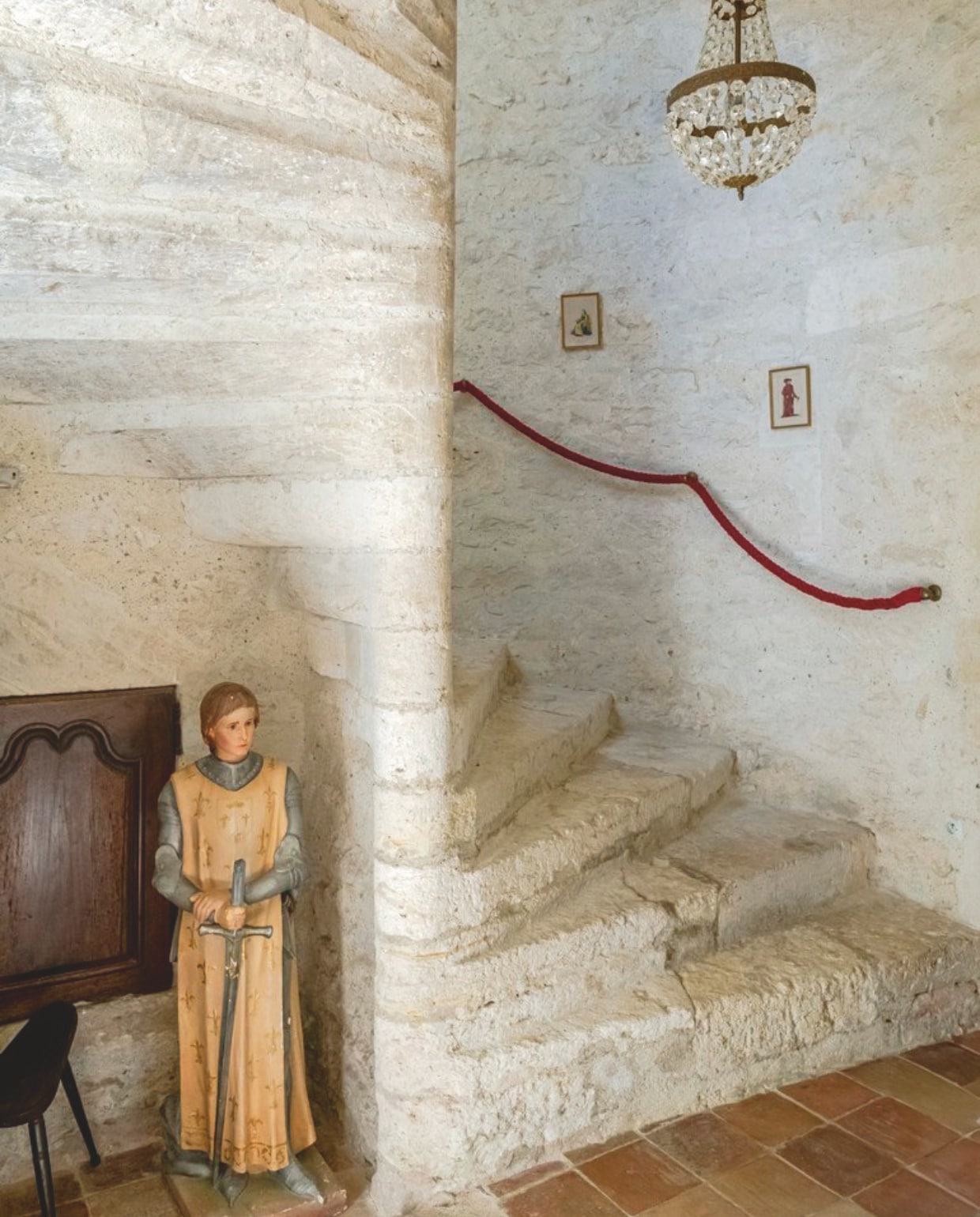 De wenteltrap van natuursteen dateert uit de 15e eeuw. Deze werd met de klok mee gebouwd om defensieve redenen: met het zwaard in de linkerhand waren aanvallers in het nadeel. vtwonen Landelijk 12-2025 | styling Amandine Berthon | fotografie Julien Fernandez