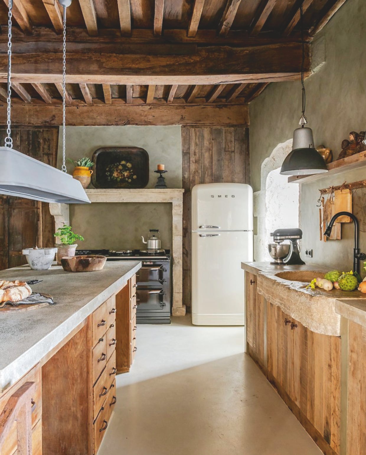 Koelkast Smeg. Mixer Kitchenaid. Fornuis Aga. vtwonen Landelijk 12-2025 | styling Amandine Berthon | fotografie Julien Fernandez