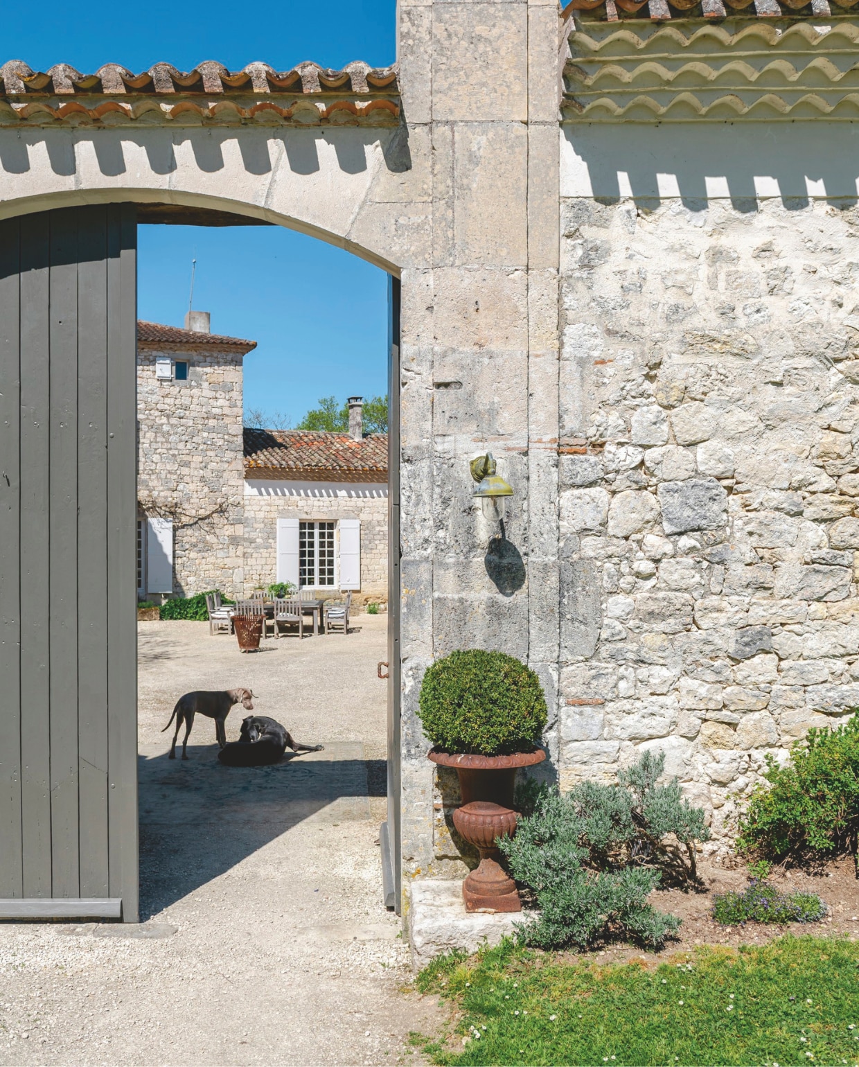 Het huis is omgeven door een authentieke stenen muur. vtwonen Landelijk 12-2025 | styling Amandine Berthon | fotografie Julien Fernandez