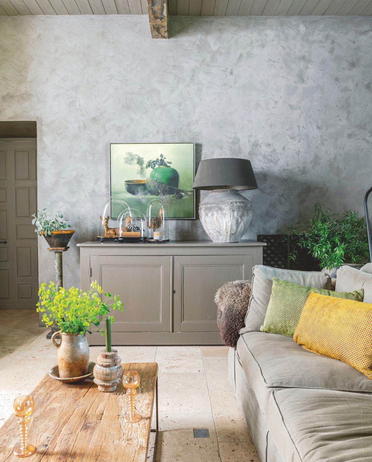 Lamp zelf gemaakt van een oude Indiase kan met een linnen kap. Giclée van stilleven van Pieter Knorr via Cerca Trova. Muurverf Dried Clay van Pure & Original. Dressoir en vazen vintage. Soortgelijk dressoir Old Basics. vtwonen Landelijk 12-2025 | styling Amandine Berthon | fotografie Julien Fernandez