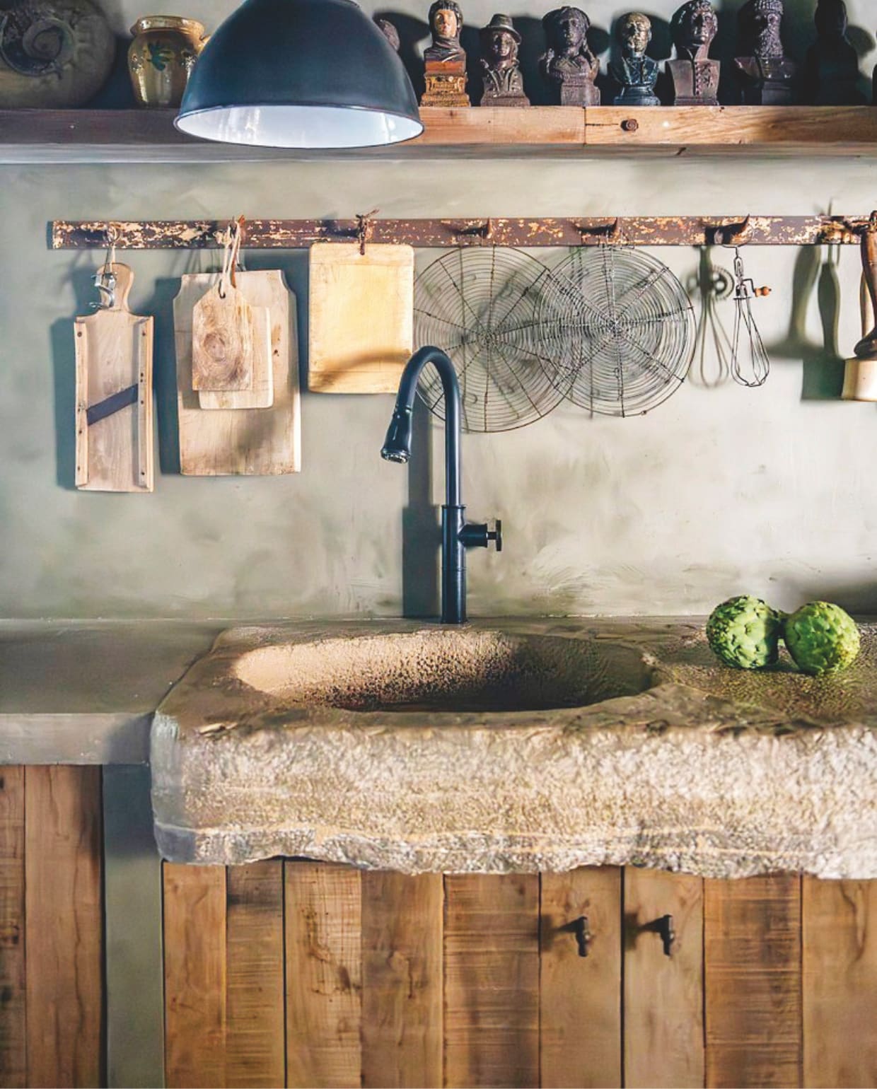 De spoelbak is een uniek exemplaar, gevonden bij steenhouwer Eusebio Pinto. vtwonen Landelijk 12-2025 | styling Amandine Berthon | fotografie Julien Fernandez