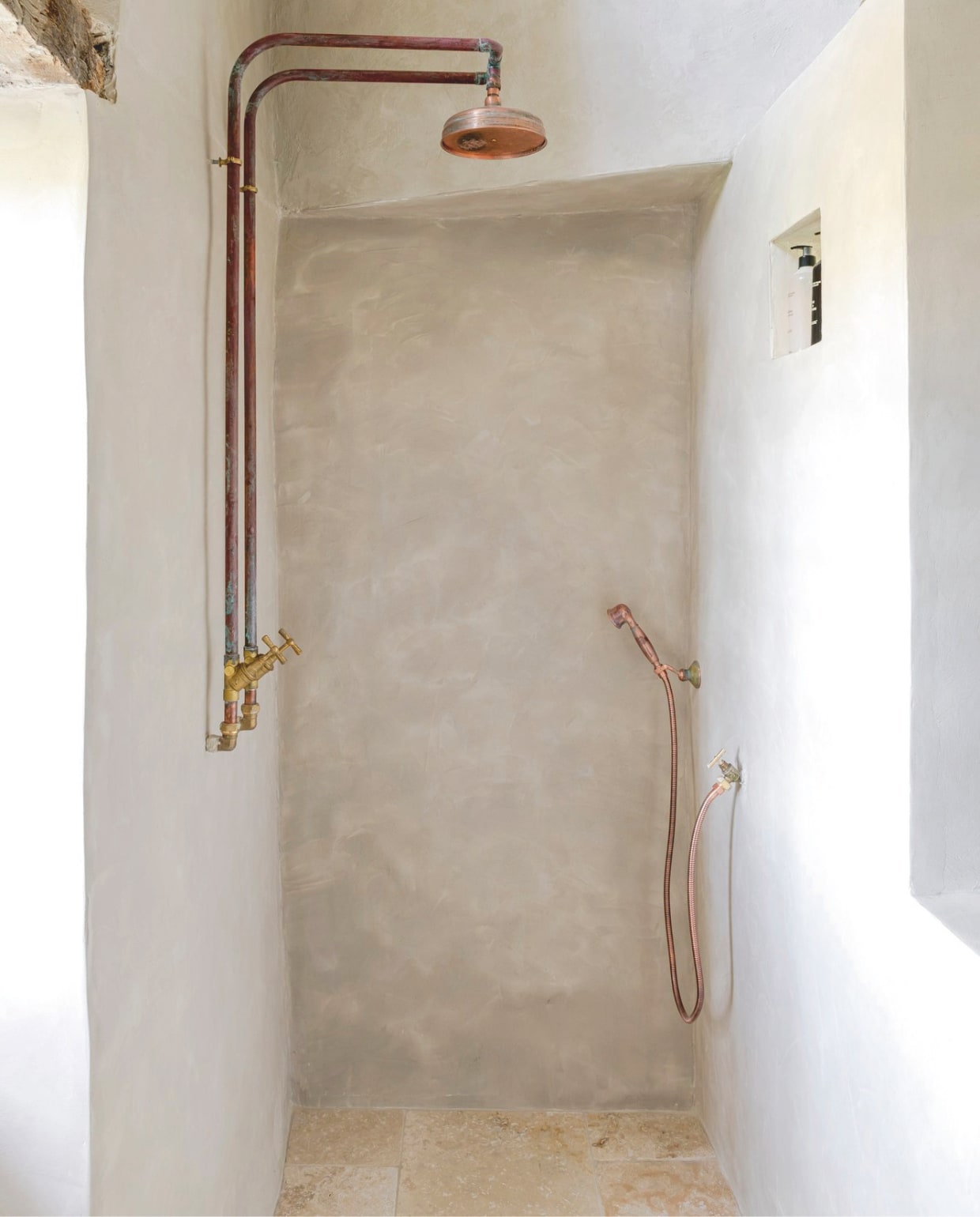 Muurverf Fresco in Organic Paper van Pure & Original. Voor de douchewand werd de speciale Massif-afwerking gebruikt, speciaal voor vochtige ruimtes. vtwonen Landelijk 12-2025 | styling Amandine Berthon | fotografie Julien Fernandez