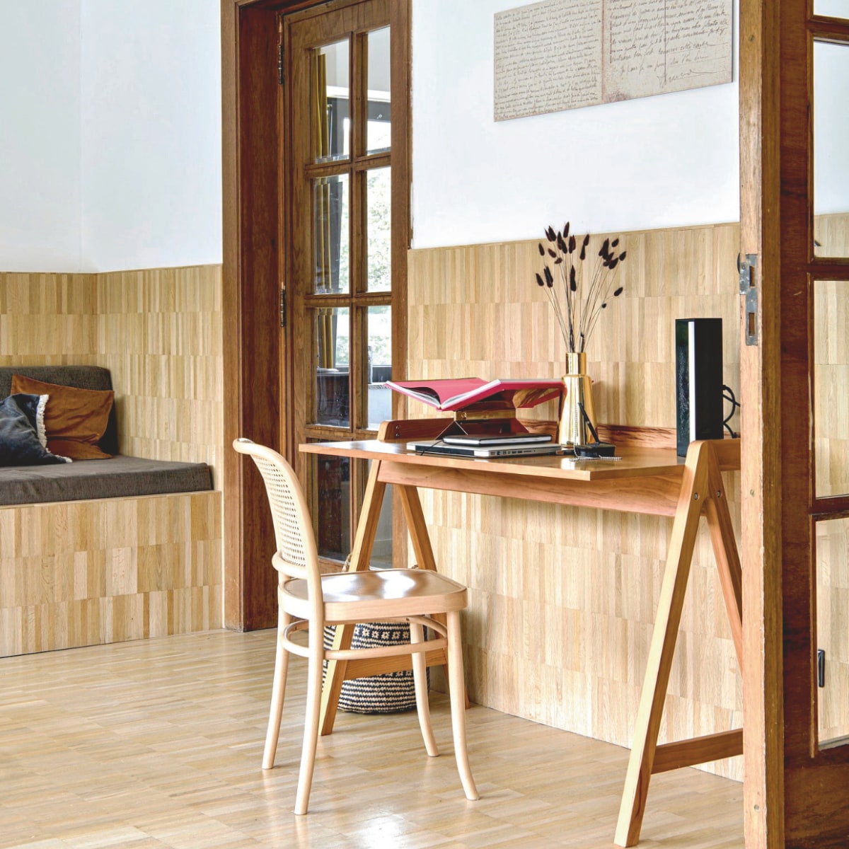 Stoel, vaas, tafellamp en wandlamp Zangra. Bureau rommelmarktvondst. Mand Blokker. vtwonen 12-2025 | styling Marit Saladini | fotografie Louis Lemaire