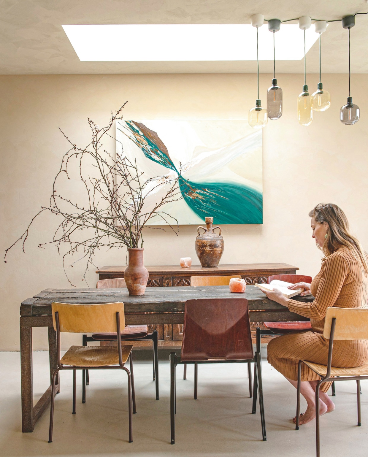 Tafel en stoelen kringloop. Lampen Sklum. Oude kloosterkast kringloop. Waxinelichthouder zoutsteen Fabula Rosa. Kunstwerk zelf gemaakt. vtwonen 12-2025 | styling Annemieke Paarlberg | fotografie Caroline Coehorst | tekst Ina Babbé