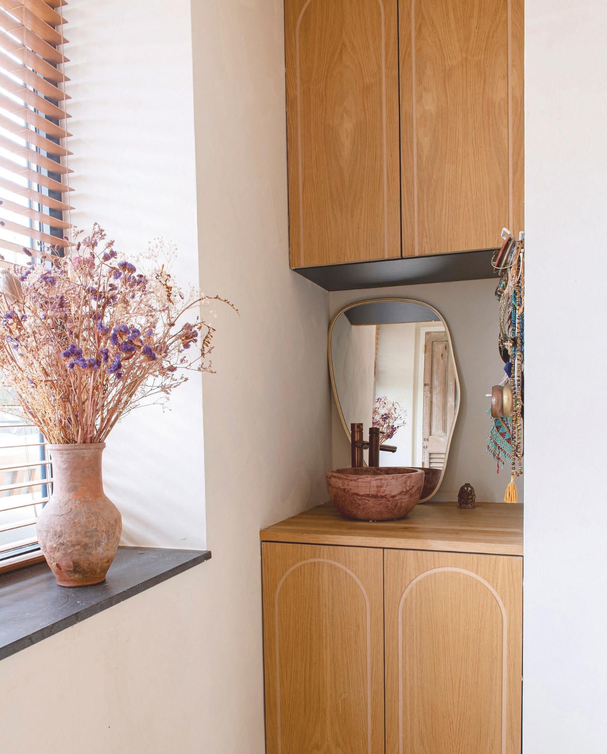 Badkamerkastjes Bjorn Maakt Het. Marmeren wasbak kringloop. Messing kraan Jan van IJken. Spiegel Maisons du Monde. Vaas Burbri Antiek. Boeket zelf gedroogd. vtwonen 12-2025 | styling Annemieke Paarlberg | fotografie Caroline Coehorst | tekst Ina Babbé