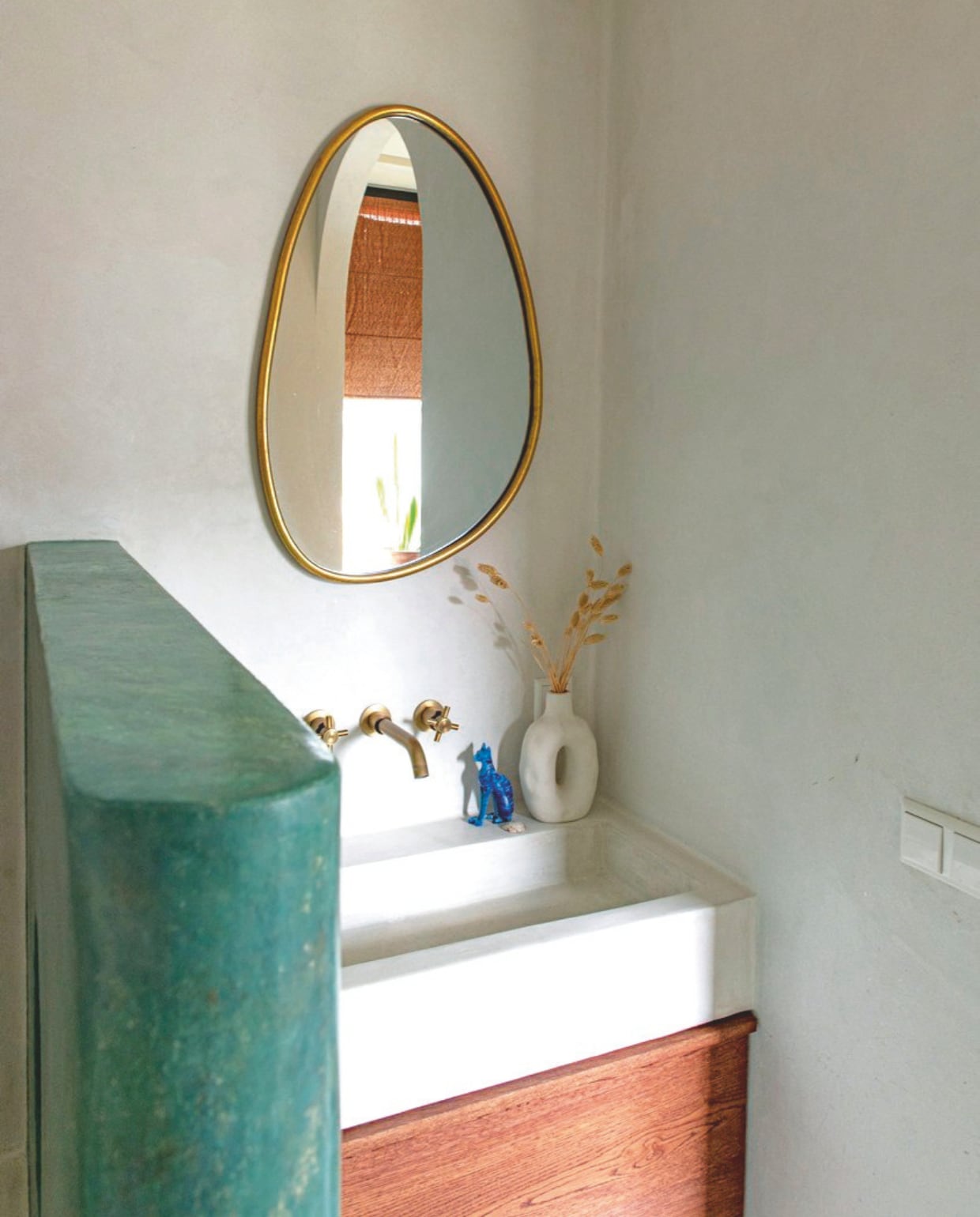 Badkamermuur van mineraal stucwerk Kleurstuc. Kraan Badkranenwinkel. Spiegel Maisons du Monde. vtwonen 12-2025 | styling Annemieke Paarlberg | fotografie Caroline Coehorst | tekst Ina Babbé