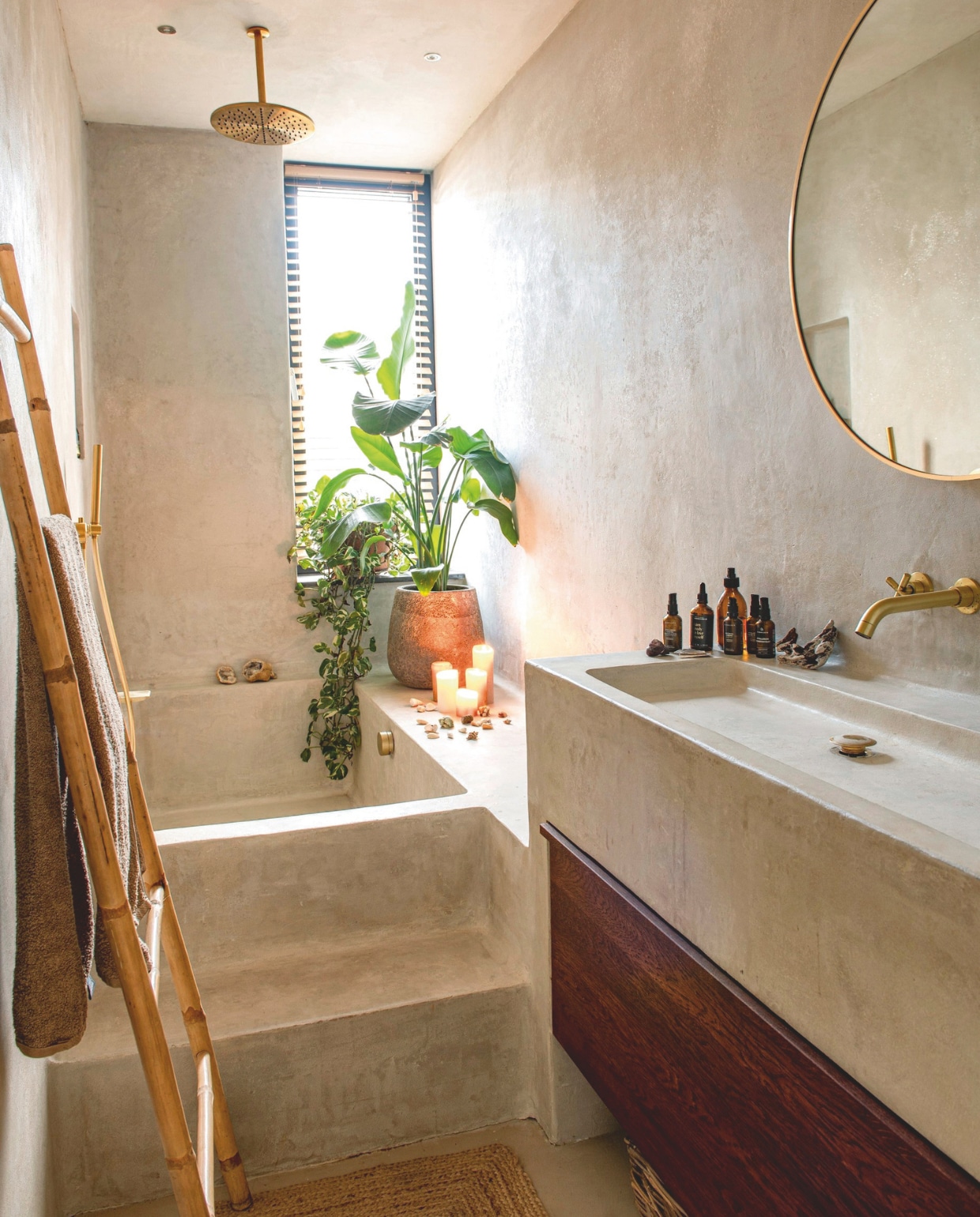 Badkamer van mineraal stucwerk Kleurstuc. Kraan en douchekop Badkranenwinkel. Ladder kringloop.Verzorgingsproducten Junglück. vtwonen 12-2025 | styling Annemieke Paarlberg | fotografie Caroline Coehorst | tekst Ina Babbé