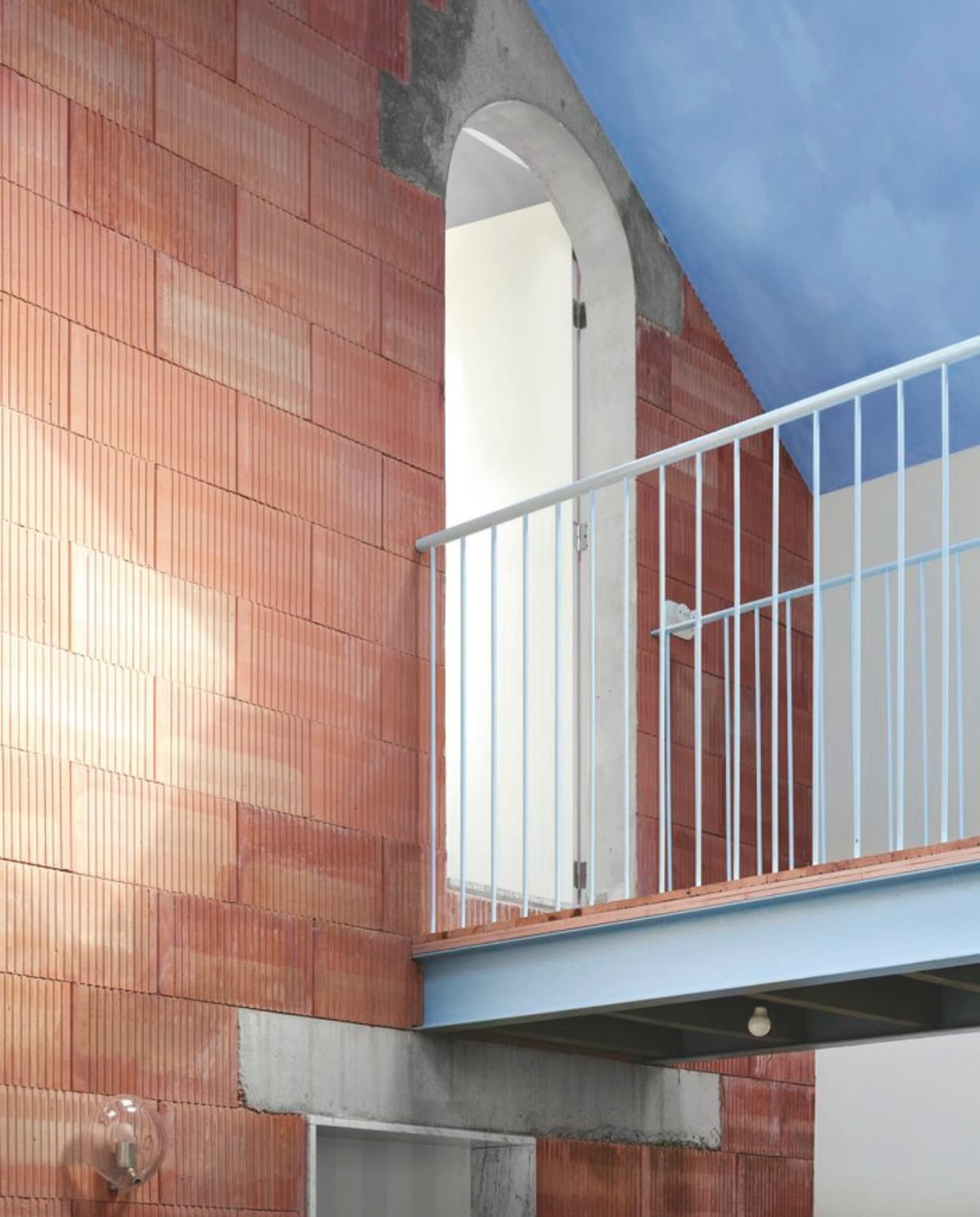 Stenen blokken Nelissen steenfabrieken. Verfkleur plafond  Bluebell van Bauwerk Colour. vtwonen 01-2026 | fotografie Mr. Frank | tekst Britte Kramer