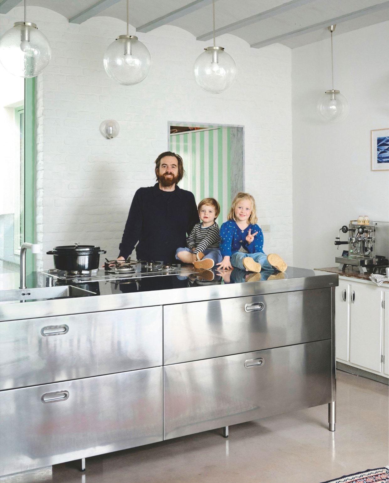 Rvs keuken Alpes Inox. Koffiemachine Rocket van Casa Barista. Groene verf Meadowsweet van Bauwerk Colour. vtwonen 01-2026 | fotografie Mr. Frank | tekst Britte Kramer