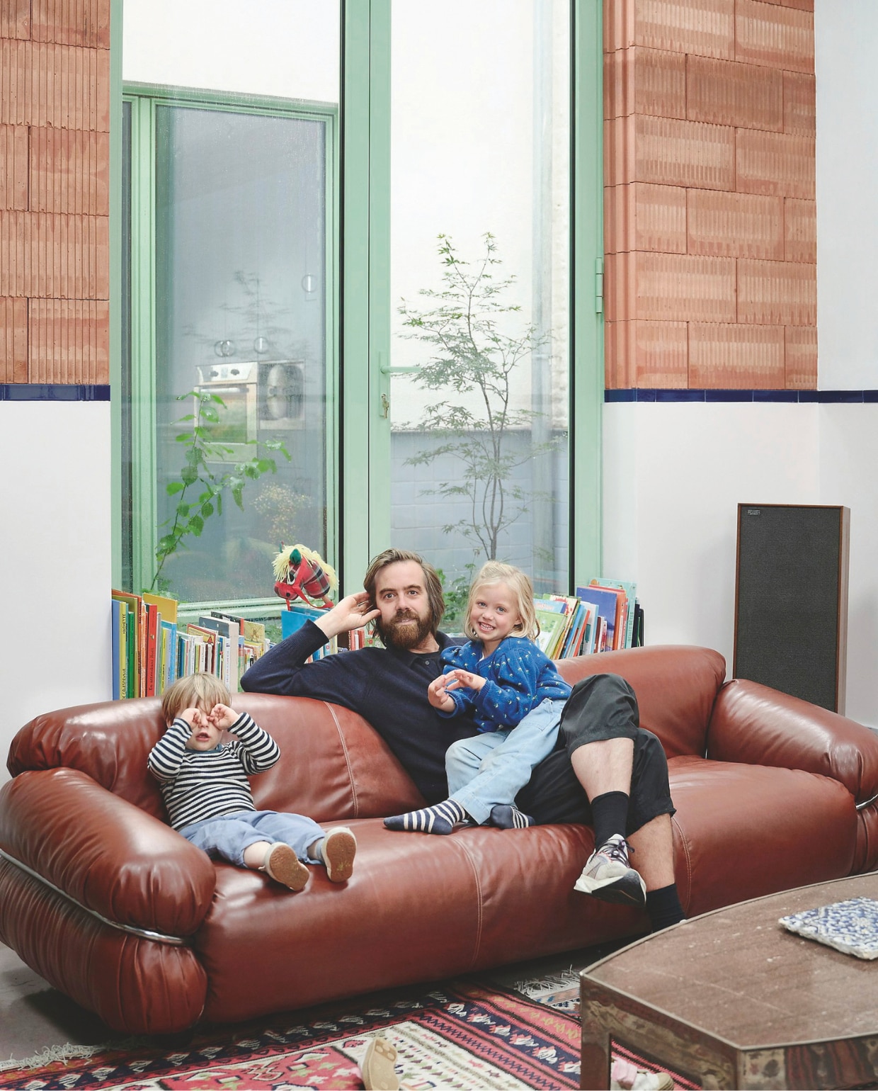 Stenen Nelissen steenfabrieken. Muurkleur Chalk van Bauwerk Colour. Speaker Celestion Ditton 44. Kleed uit Iran. vtwonen 01-2026 | fotografie Mr. Frank | tekst Britte Kramer