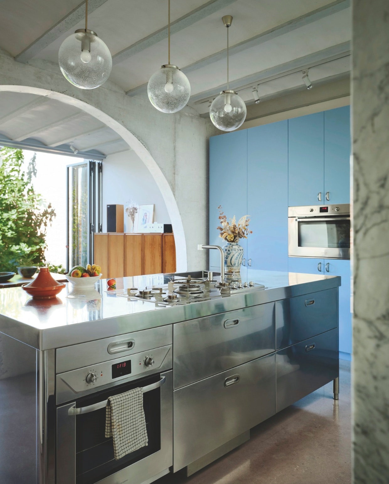 Keuken Alpex Inox. Blauwe verf Bluebell van Bauwerk Colour. Vaas uit Iran. vtwonen 01-2026 | fotografie Mr. Frank | tekst Britte Kramer