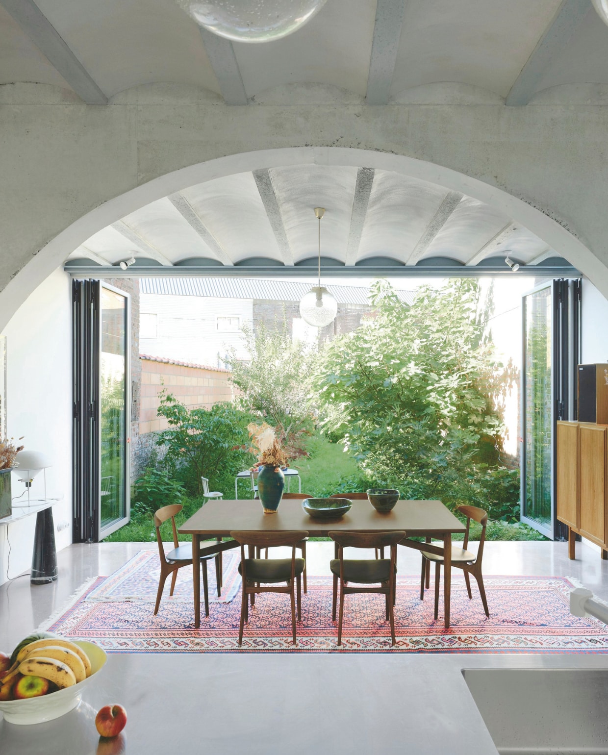 Tafel Sibast van Arne Vodder. Stoelen Kurt Østervig. Speaker Celestion Ditton 15. vtwonen 01-2026 | fotografie Mr. Frank