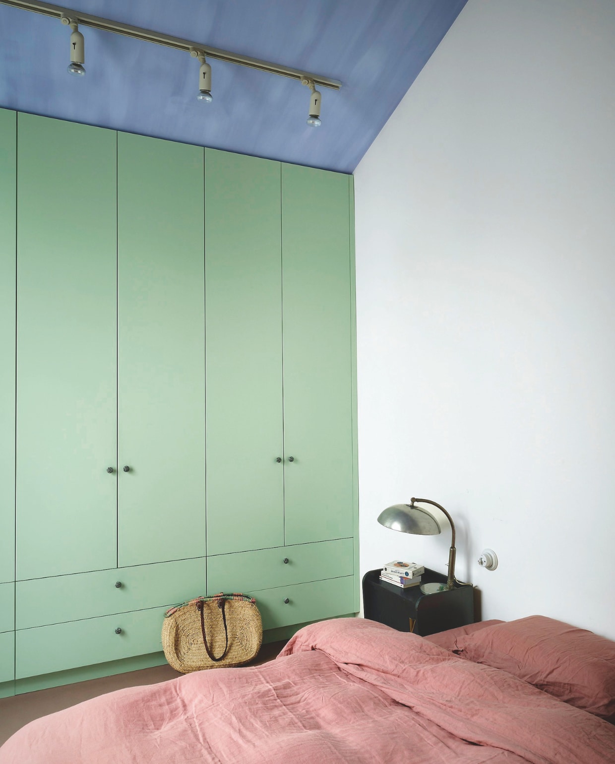 Kast Un plan, deux coupes. Kleur plafond Lake van Bauwerk Volour. Beddengoed Bonsoir. Nachtkastje Atelier be. Lichtschakelaar Orsini. vtwonen 01-2026 | fotografie Mr. Frank | tekst Britte Kramer