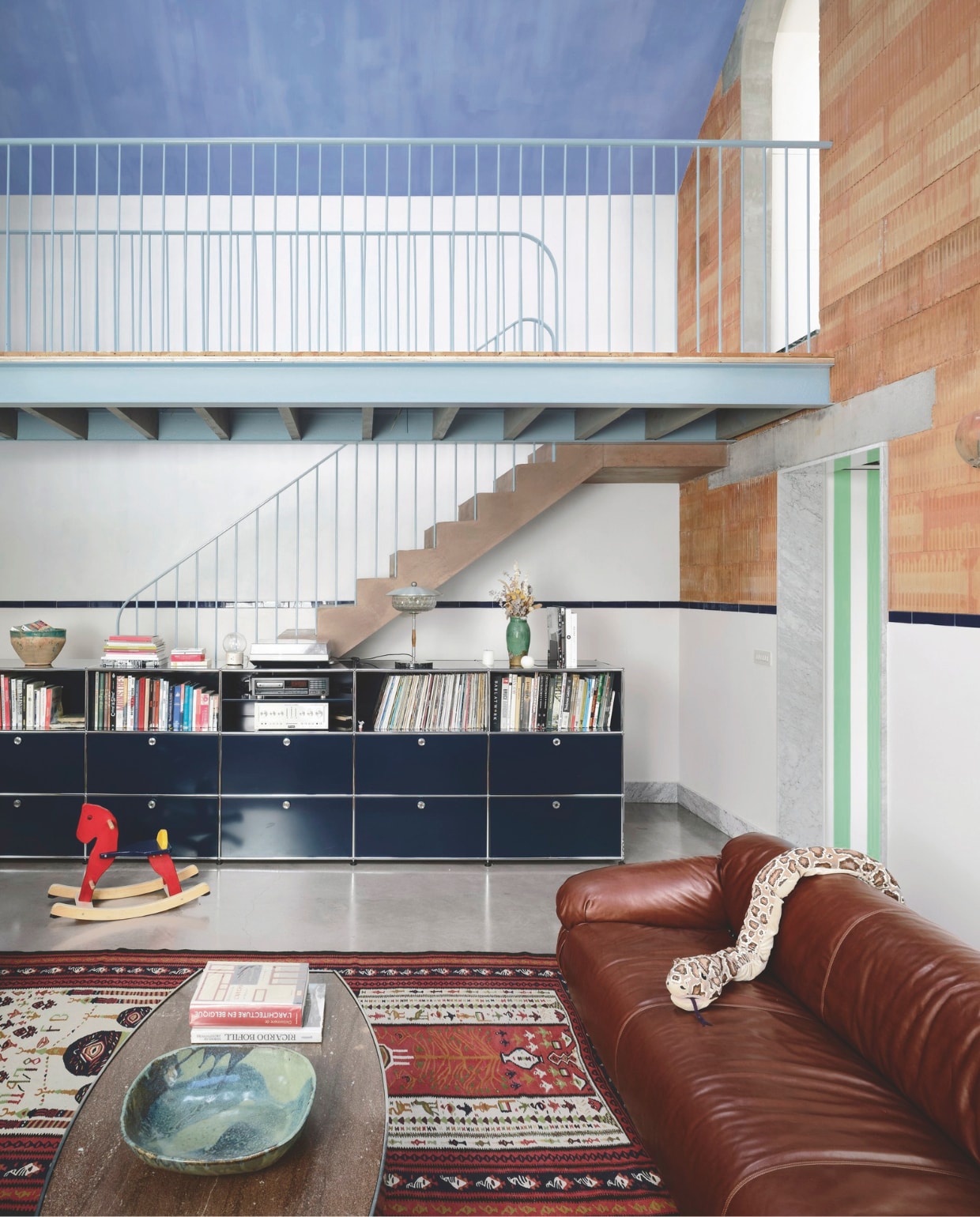 Dressoir Usm Haller. Verfkleur plafond Bluebell van Bauwerk Colour. Stenen blokken Nelissen steenfabrieken. Vloerkleed en schaal uit Iran. vtwonen 01-2026 | fotografie Mr. Frank | tekst Britte Kramer