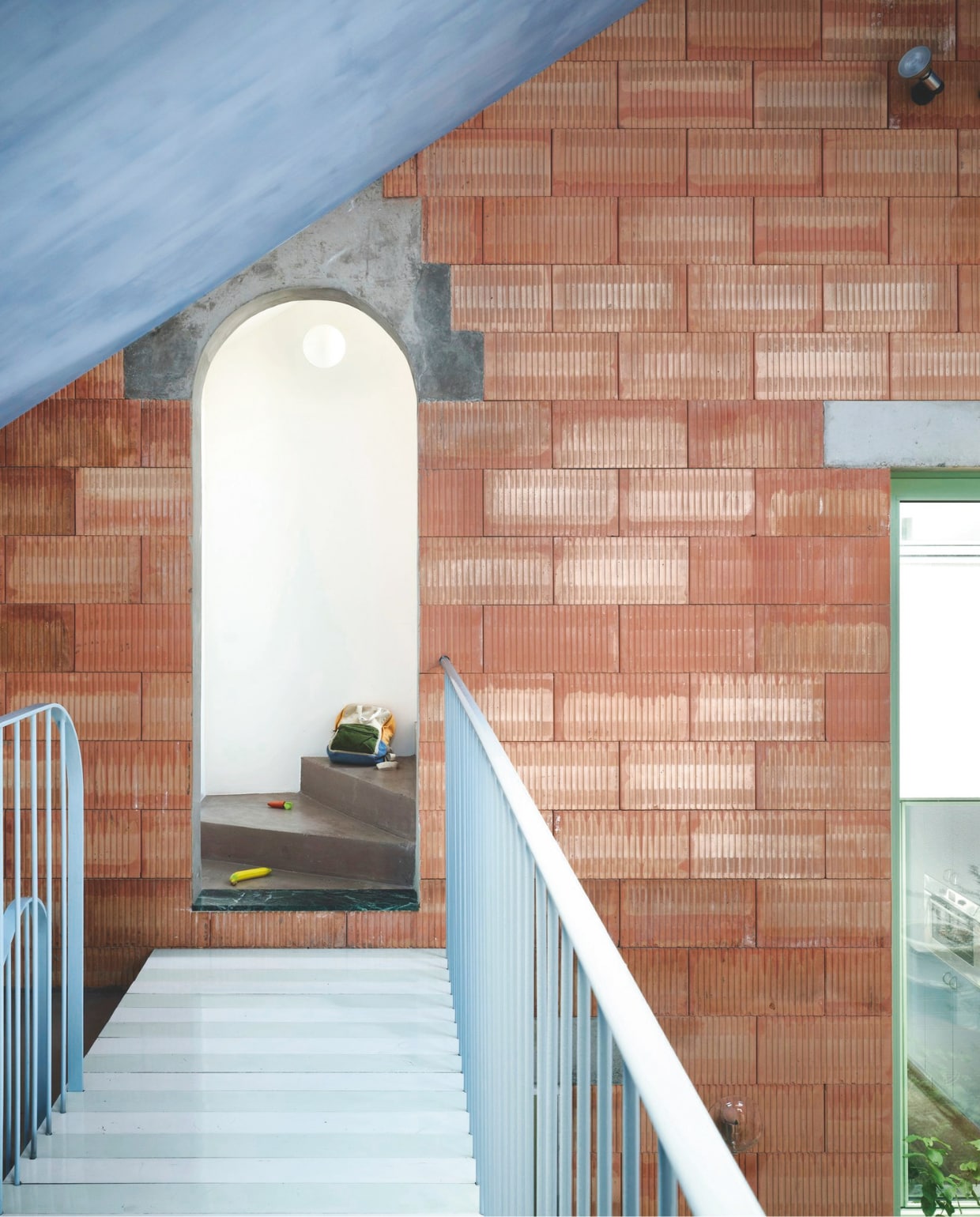 Stenen Nelissen steenfabrieken. Kleur plafond Bluebell en kozijn Meadowsweet van Bauwerk colour. vtwonen 01-2026 | fotografie Mr. Frank | tekst Britte Kramer