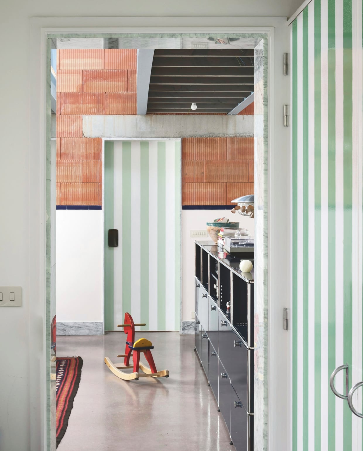 Stenen Nelissen steenfabrieken. Groene verf Meadowsweet en witte kleur Chalk van Bauwerk Colour. Dressoir Usm Haller. vtwonen 01-2026 | fotografie Mr. Frank | tekst Britte Kramer