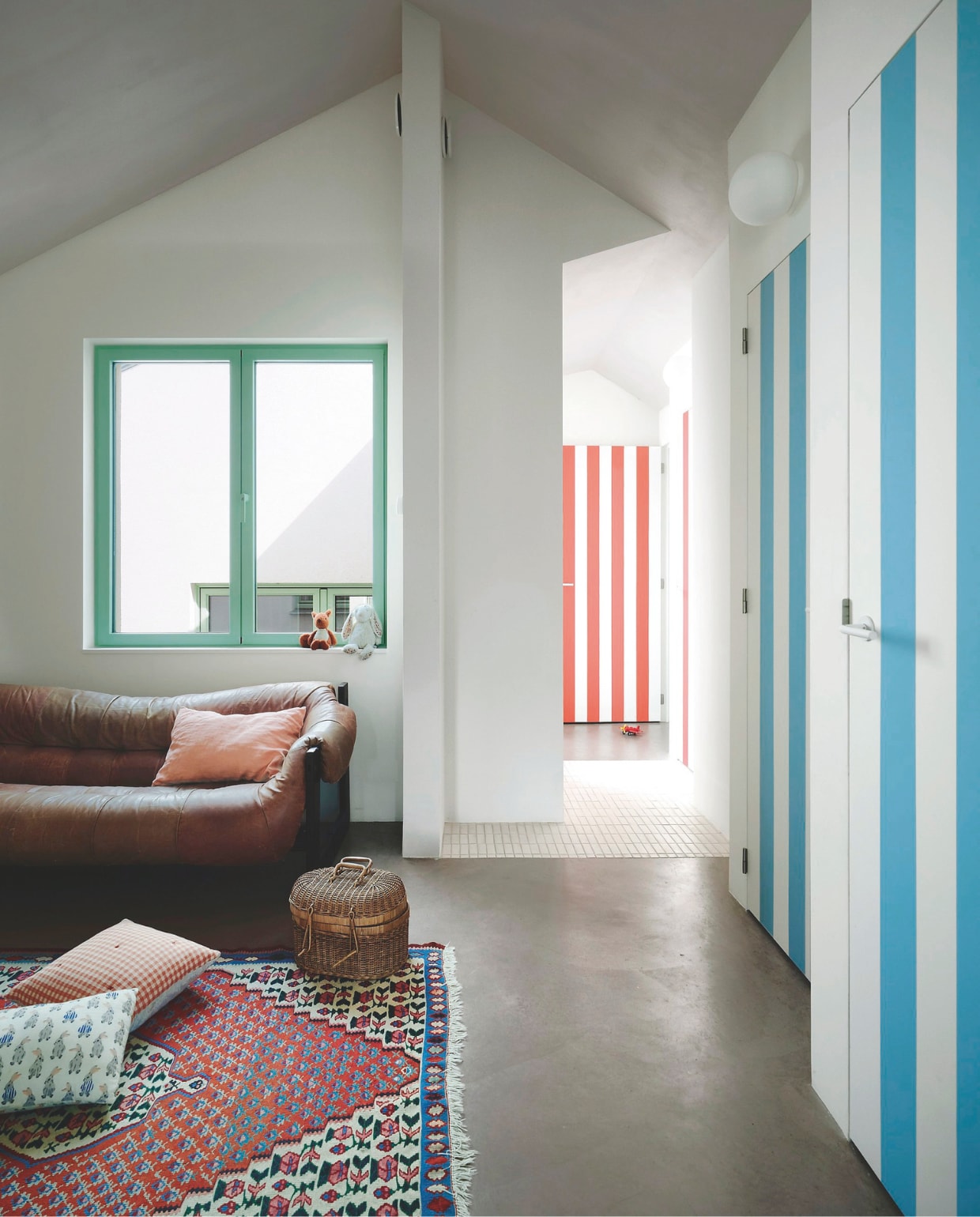 Kleur kozijn Meadowsweet en overige verf Bauwerk Colour. Kleed uit Iran. vtwonen 01-2026 | fotografie Mr. Frank | tekst Britte Kramer