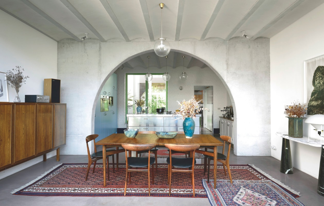 Tafel Sibast van Arne Vodder. Stoelen Kurt Østervig. Blauwe verf Bluebell van Bauwwerk Colour. Sidetable met kegelvormige poten Angelo Mangiarotti. Kunstwerk Leatitia Bica. Radio Marshall. Vloerkleden en vazen uit Iran. Keuken Alpes inox. Koffiemachine Rocket van van Casa Barista. vtwonen 01-2026 | fotografie Mr. Frank | tekst Britte Kramer