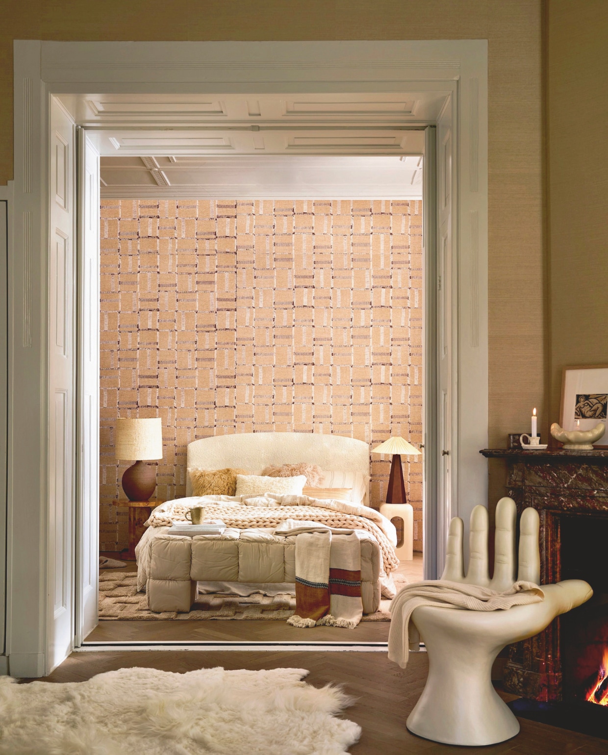 Élitis behang Cybele Portee par la Nature, VP100914, 70 cm x 10 m, per rol € 185,- (elitis.fr). HKliving bank Puffy Loby, katoen en mdf, pebble, 140x40x45 cm (lxbxh) € 425,-, schaal, glas, oyster € 49,99, tekening Suns Out, 37x29 cm (lxb) € 49,99 (hkliving.com). Best Wel Hip tafellamp, vintage, keramiek en jute, bruin € 645,-, hand-stoel, kunststof, ivoorwit € 1100,- (bestwelhip.nl). Momo Rugs vloerkleed Amalfi, lichtbruin, wol, 240x170 cm (lxb) € 895,- (vloerkledenwinkel.nl). Vachtenspecialist vloerkleden, schapenvacht, melange wit, 180x120 cm (lxb) € 695,-, kussen Tibet, lamsvacht, offwhite € 64,95 (vachtenspecialist.nl). Libeco deken Highland Stripe, linnen, beige en bruin, 220x140 cm (lxb) € 336,- (sukha.nl). Wolletjebol grove deken, hand-gebreid, katoen, zand, 140x90 cm (lxb) € 159,- (wolletjebol.nl). Dutchbone bijzettafel Quinn, wortelhout fineer met glanzende lak, 46x51 cm (Øxh) € 249,-, Zuiver bijzettafel Creek, kunststof, beige hoogglans, 29x29x48 cm (lxbxh) € 139,- (shop.vtwonen.nl). Zara Home gestreept dekbedovertrek, ecru bruin, linnen € 119,-, kussenslopen, zijde, set van 2 € 59,99, kussenhoes, bruin € 45,99, kussenhoes, teddy, ecru € 22,99, kandelaar, keramiek € 15,99 (zarahome.com). Dusty Deco tafellamp Hexagon, hout, 30x77 cm (Øxh) € 650,- (dustydeco.com).