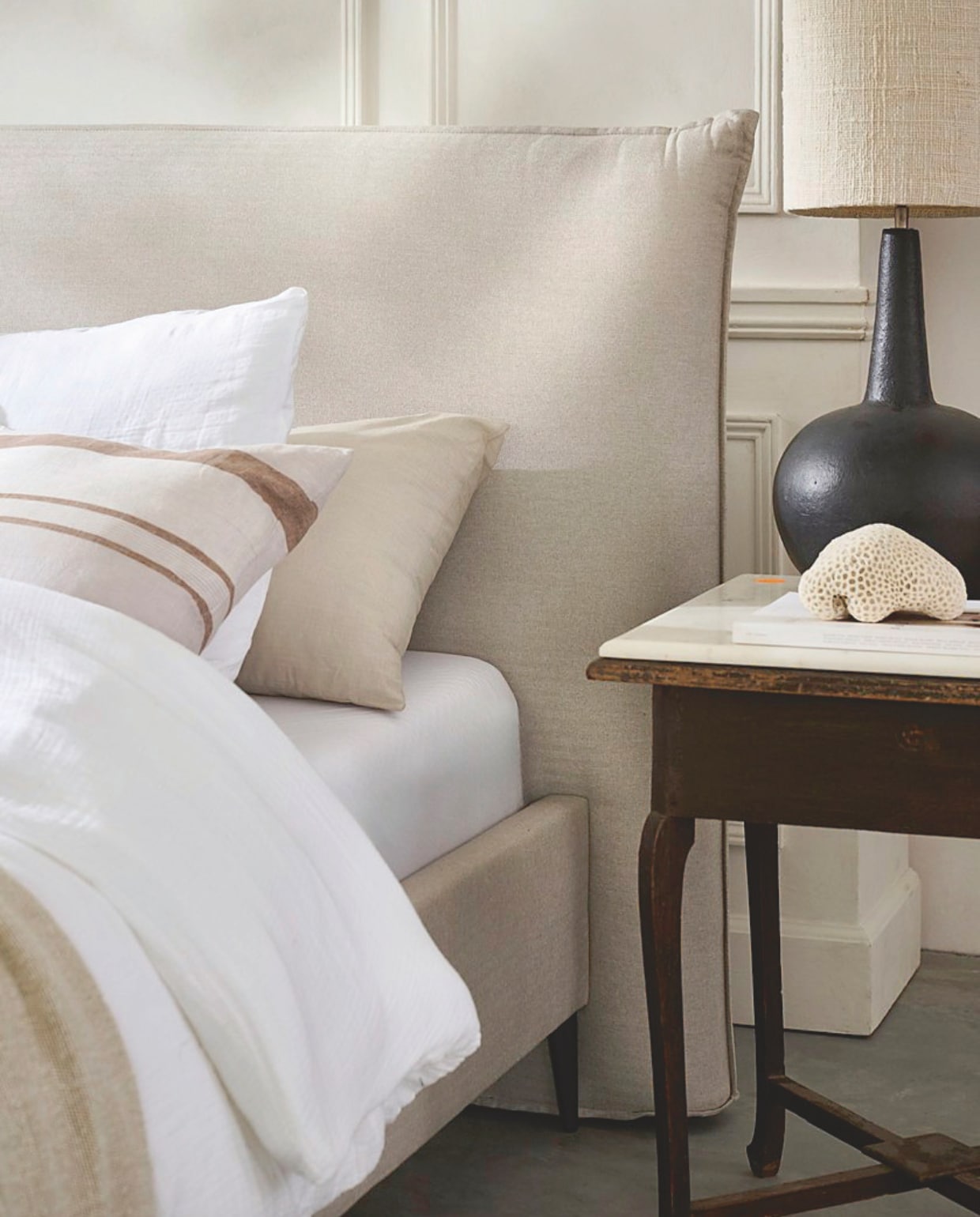 Swiss Sense bedframe Capella Celia, vtwonen favorites, tweed beige met pootje Spike, vanaf 140x200 cm (bxl), exclusief lattenbodem en matras € 1089,-. Zoals hier opgesteld 180x200 cm € 1289,-.M.m.v. urbanatureculture.com (poef, bedcover), shop.vtwonen.nl (kussenhoes en dekbedovertrek van vtwonen), weldaad.com (overige kussens),rawmaterials.nl (lamp). pietjonker.nl(bijzettafel). Overig privébezit. vtwonen landelijk 12-2025 | styling Cleo Scheulderman | fotografie Sjoerd Eickmans