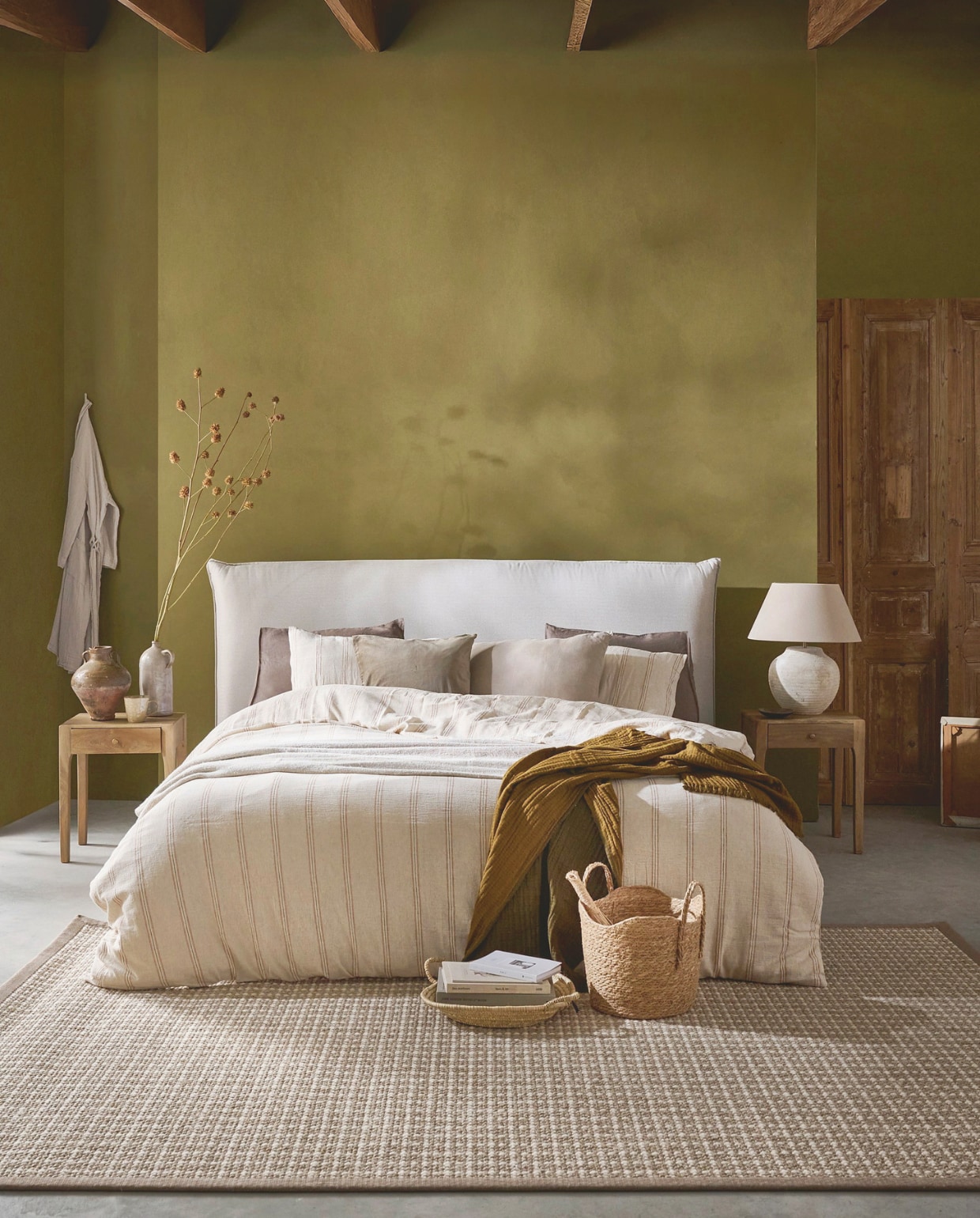 Swiss Sense bedframe Capella Celia, vtwonen favorites, tweed beige met pootje Spike, vanaf 140x200 cm (bxl), exclusief lattenbodem en matras € 1089,-, zoals hier opgesteld 180x200 cm € 1289,-.> M.m.v. zarahome.com (dekbedovertrek, tafellamp), lauthentique.nl (kalkverf) burbriantiek.nl (deuren, kruiken),  weldaad.com (nachtkastjes, sierkussens)  vloerkledenwinkel.nl (vloerkleed van Cunera), shop.vtwonen.nl (kimono van vtwonen), hm.com (deken), dille-kamille.nl (manden), urbannatureculture.com (bedcover). Overig privébezit. vtwonen Landelijk 12-2025 | styling Cleo Scheulderman | fotografie Sjoerd Eickmans