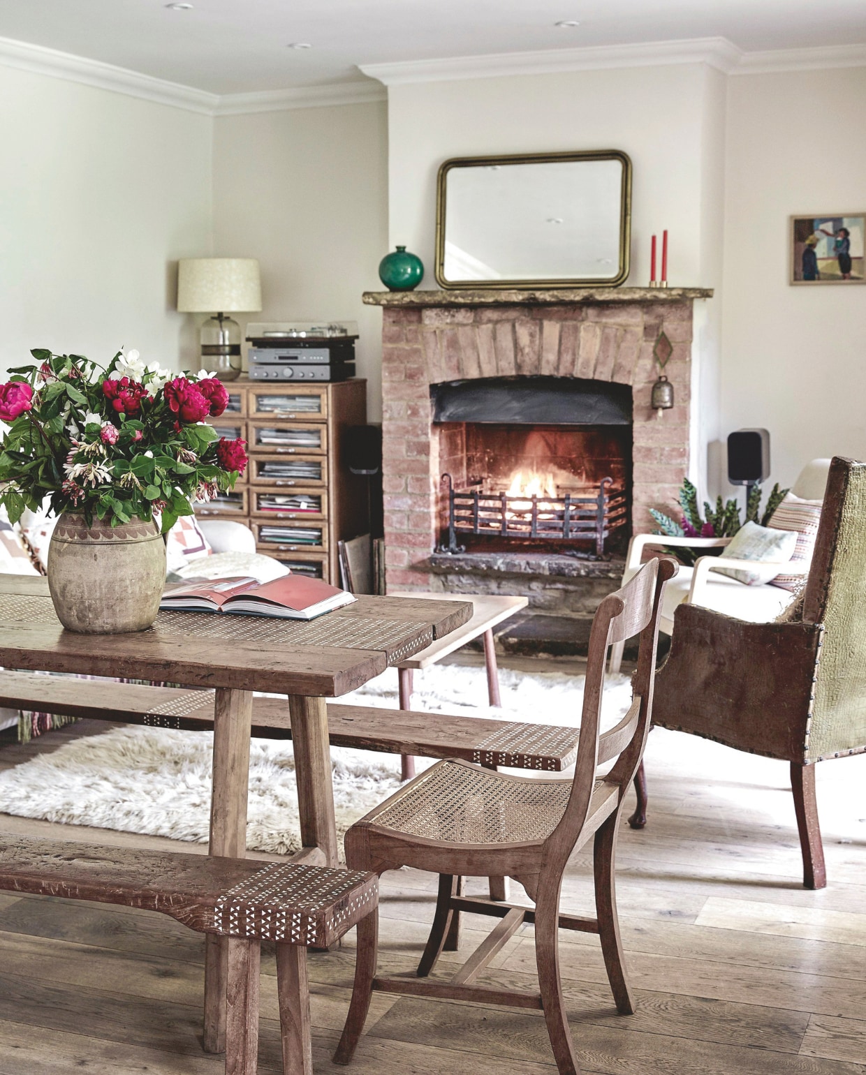 Eettafel, bankje en stoelen van Petersham nurseries. vtwonen Landelijk 12-2025 | productie Living Inside | fotografie Brent Darby