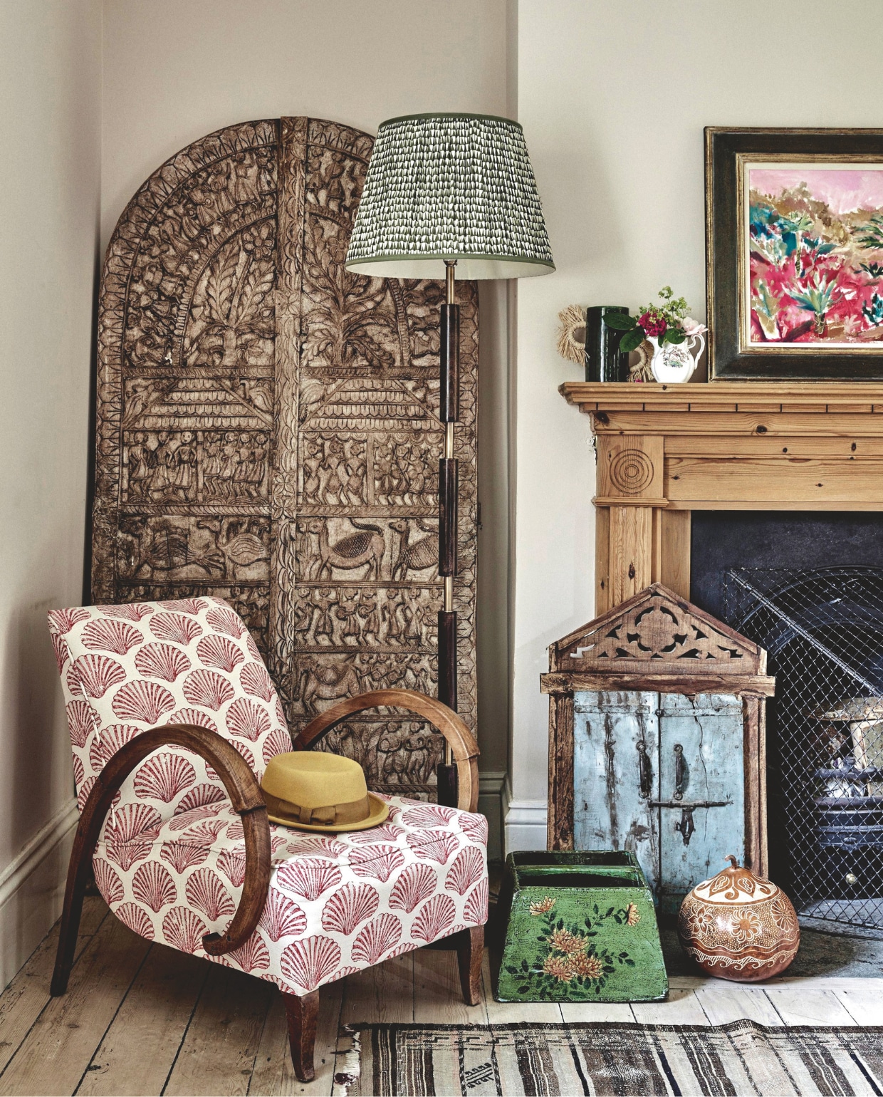 Oude stoel van Eds opa opnieuw bekleed met stof Scallop shell van Barneby Gates. Lamp Pooky Lighting. Oude Indiase deur gekocht bij een antiqua. Kist van de vlooienmarkt. Spiegel meegenomen uit Marokko. Pot uit Mexico. Kelim uit Frankrijk. Schilderij Jemma Powell.  vtwonen Landelijk 12-2025 | productie Living Inside | Fotografie Brent Darby