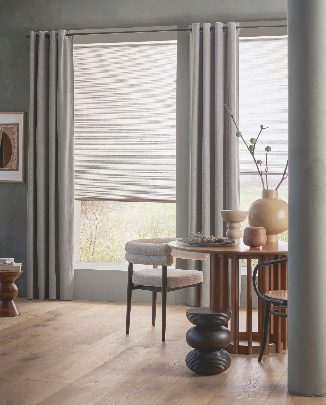 vtwonen lichtdoorlatend rolgordijn Wave, vanaf 60x190 cm (bxh) € 63,99, vtwonen lichtdoorlatend gordijn Thunder, met ring, lichtgrijs, 140x270 cm (bxh) € 63,99. vtwonen 01-2026 | styling Cleo Scheulderman | fotografie Jeroen van der Spek