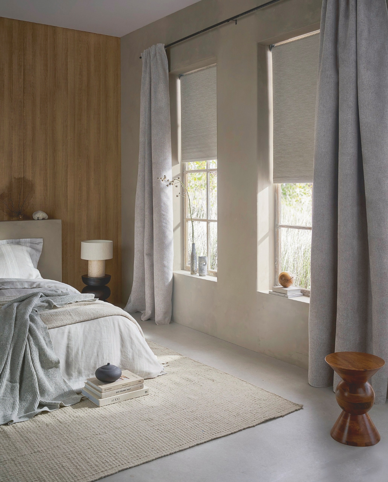 vtwonen deels verduisterend gordijn Snow, met plooi, mixed flax, 140x270 cm (bxh) € 73,99, vtwonen verduisterend rolgordijn Sand, vanaf 60x190 cm (bxh) € 83,99. M.m.v urbannatureculture.com (bijzettafel Sven, lamp Tyra, bijzettafel Lustro, plaid), lauthentique.nl (kalkverf Jutter), libecohomestores.eu (beddengoed Sisco). Overig privébezit. vtwonen 01-2026 | styling Cleo Scheulderman | fotografie Jeroen van der Spek