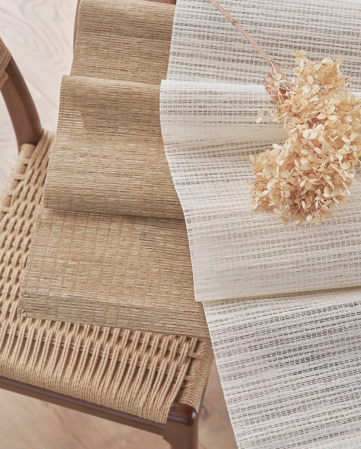 vtwonen lichtdoorlatend rolgordijn Air, vanaf 60x190 cm (bxh) € 63,99, vtwonen lichtdoorlatend rolgordijn Aftersun, vanaf 60x190 cm (bxh) € 63,99, M.m.v. dutchbone.com (stoel Cecile). vtwonen 01-2026 | styling Cleo Scheulderman | fotografie Jeroen van der Spek