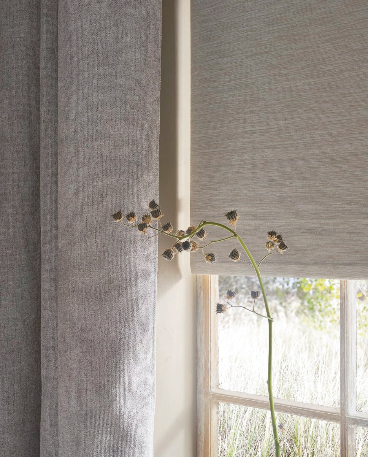 vtwonen verduisterend rolgordijn Sand, vanaf 60x190 cm € 83,99, vtwonen verduisterend gordijn Snow, met plooi, mixed flax, 140x270 cm (bxh) € 73,99. vtwonen 01-2026 | styling Cleo Scheulderman | fotografie Jeroen van der Spek