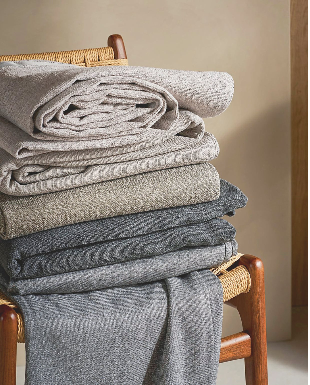 Van boven naar beneden: vtwonen deels verduisterend gordijn Snow, met plooi, mixed flax, 140x270 cm (bxh) € 73,99, vtwonen deels verduisterend gordijn Drizzle, met plooi, mirre, 140x270 cm (bxh) € 73,99, vtwonen deels verduisterend gordijn Snow, met plooi, mud grey, 140x270 cm (bxh) € 73,99, vtwonen lichtdoorlatend gordijn Denim, met ring, antraciet, 140x270  cm (bxh) € 63,99. M.m.v. dutchbone.com (stoel Cecile). vtwonen 01-2026 | styling Cleo Scheulderman | fotografie Jeroen van der Spek