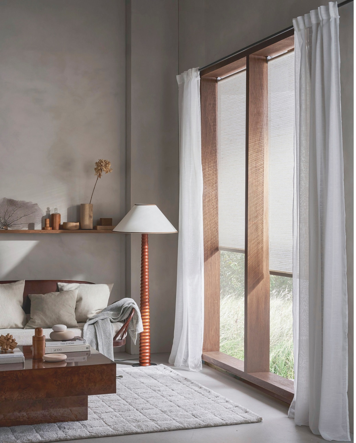 vtwonen lichtdoorlatend rolgordijn Air, 60x190 cm (bxh) € 63,99, vtwonen halftransparant gordijn Frost, met plooi, wit, 140x270cm (bxh) € 50,99. M.m.v. pietjonker.nl (bank), dutchbone.com (salontafel Quinn, vloerlamp Horace), shop.vtwonen.nl (vloerkleed Blocks van vtwonen), zarahome.com (houten vaas), lauthentique.nl (kalkverf Dons), mergingmatter.nl (object gestapelde stenen), libecohomestores.eu (kussenhoes Bone), debijenkorf.nl (grijze plaid). Overig privébezit. vtwonen 01-2026 | styling Cleo Scheulderman | fotografie Jeroen van der Spek